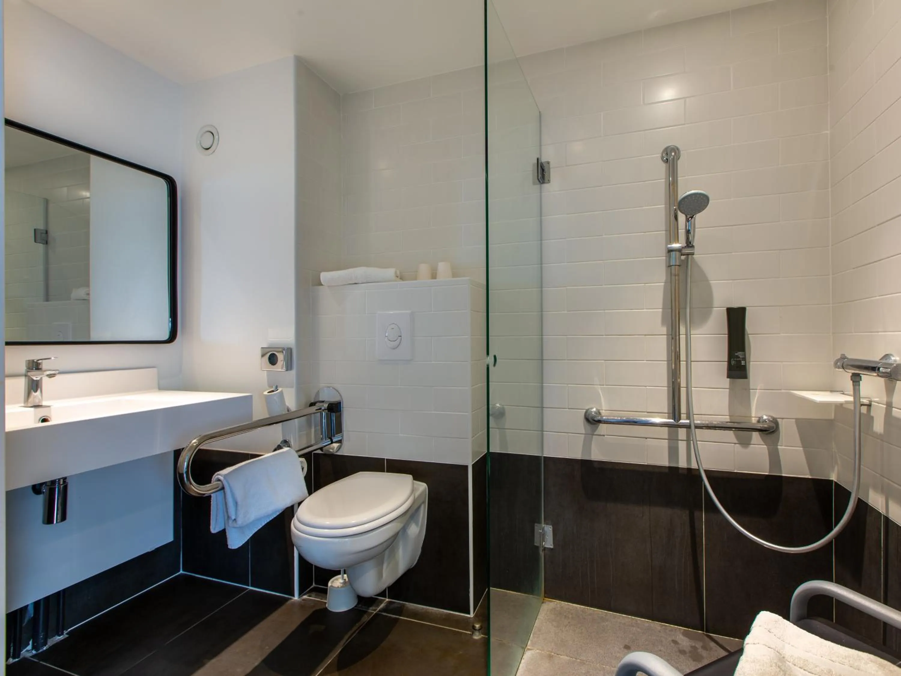 Bathroom in B&B HOTEL Orléans Nord Saran