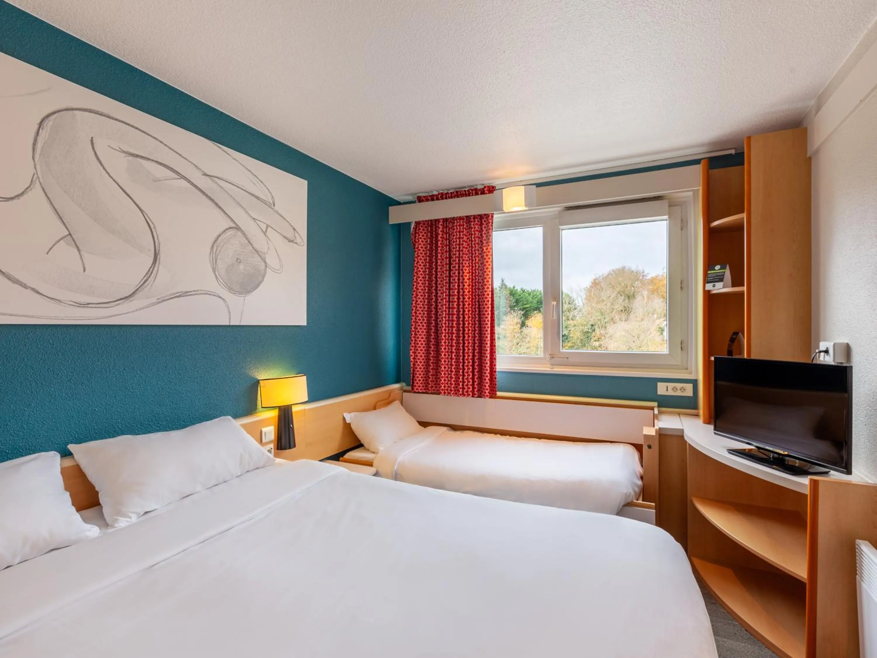 Bed in B&B HOTEL Orléans Nord Saran