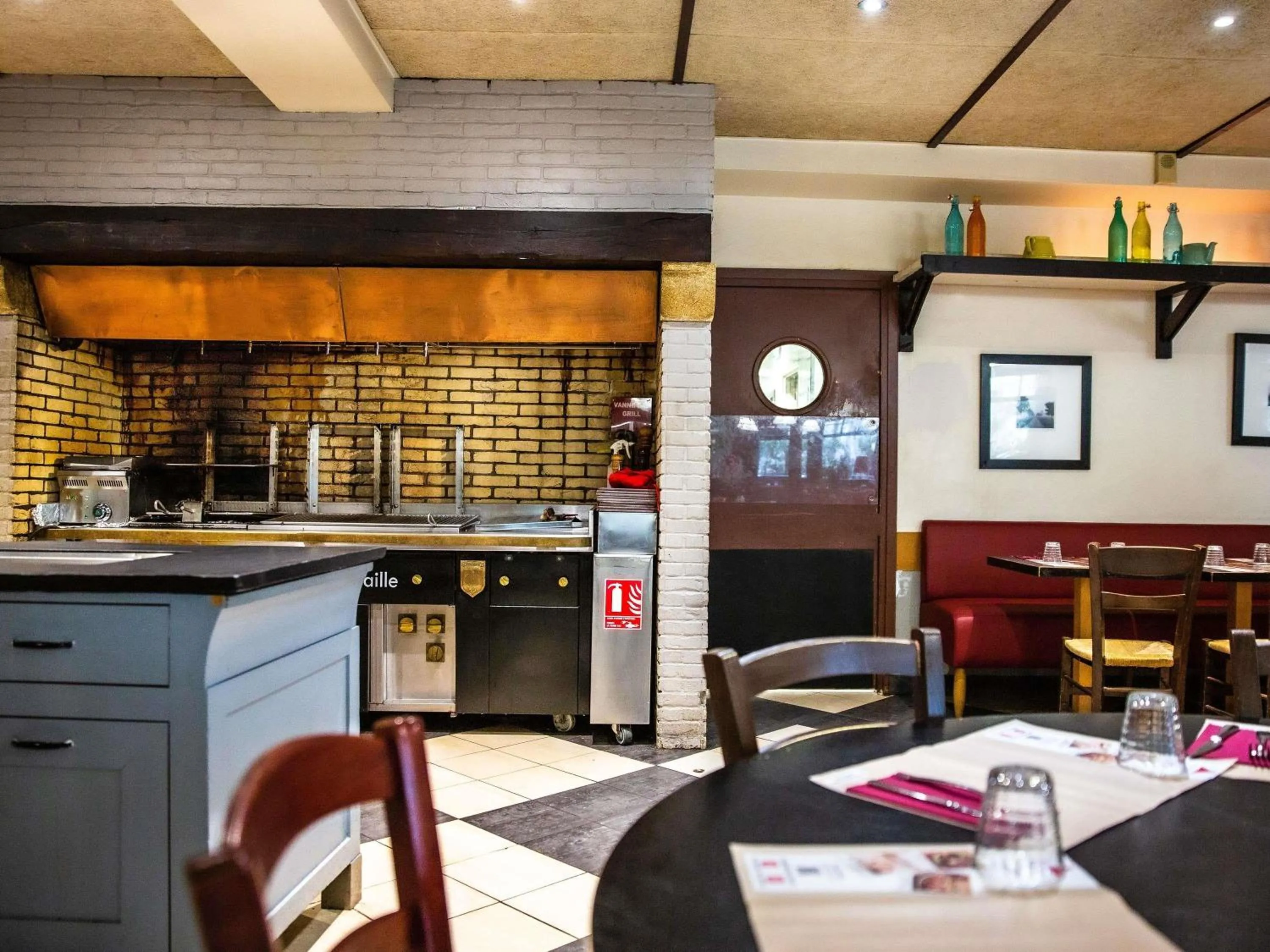 Restaurant/places to eat in ibis Paris Porte D'Orleans