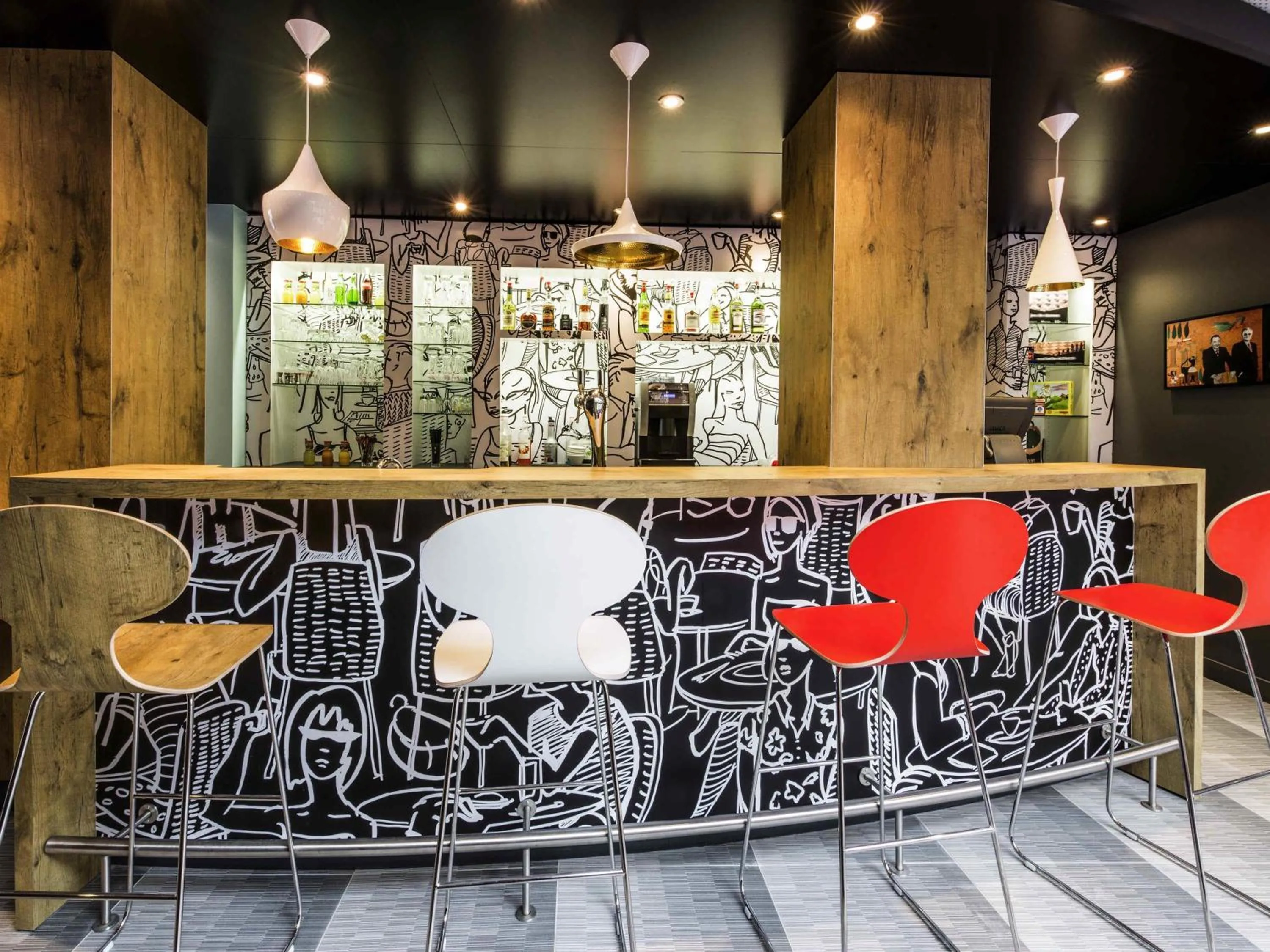 Lounge or bar in IBIS La Rochelle Vieux Port Centre