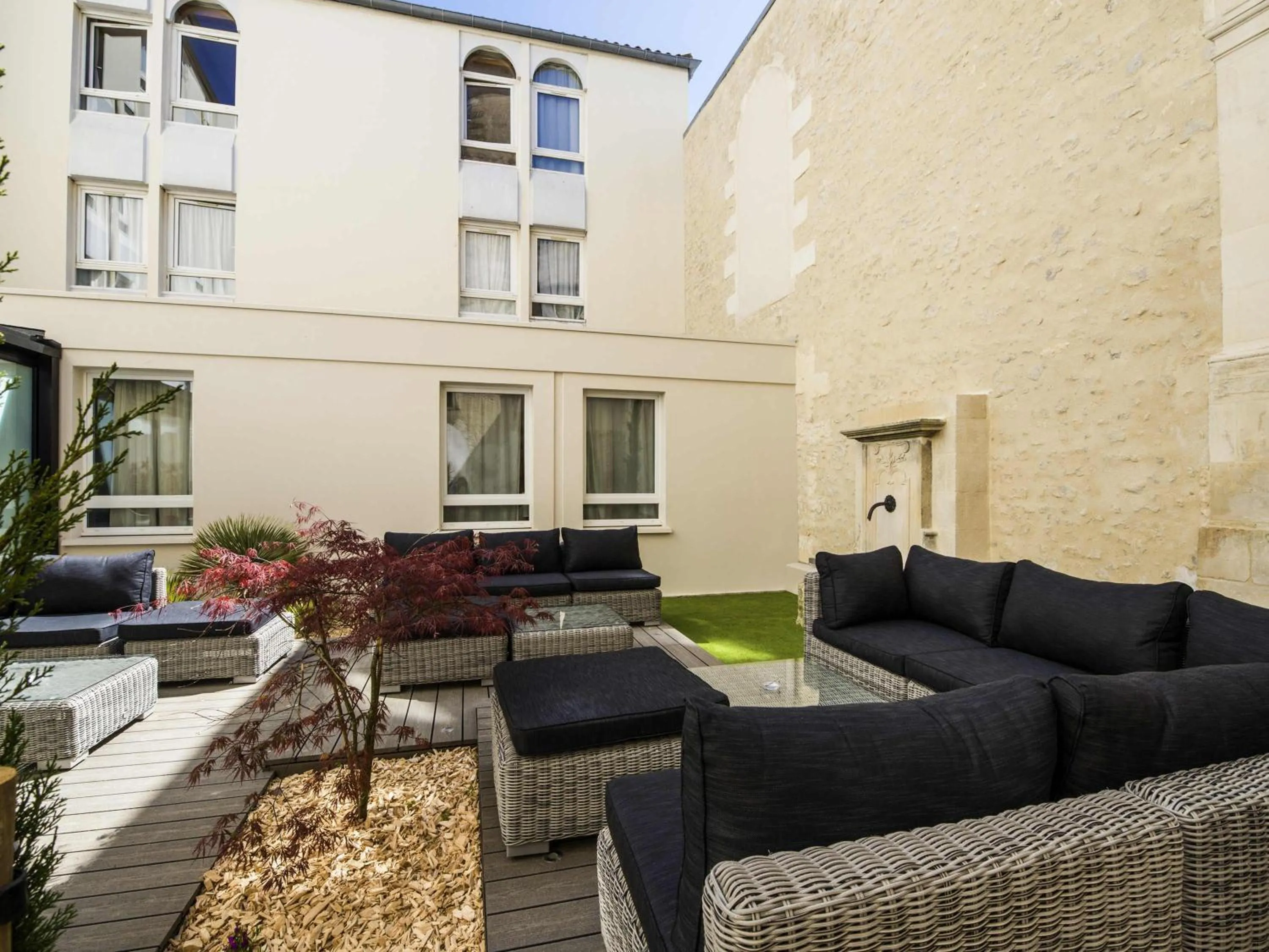 Lounge or bar in IBIS La Rochelle Vieux Port Centre