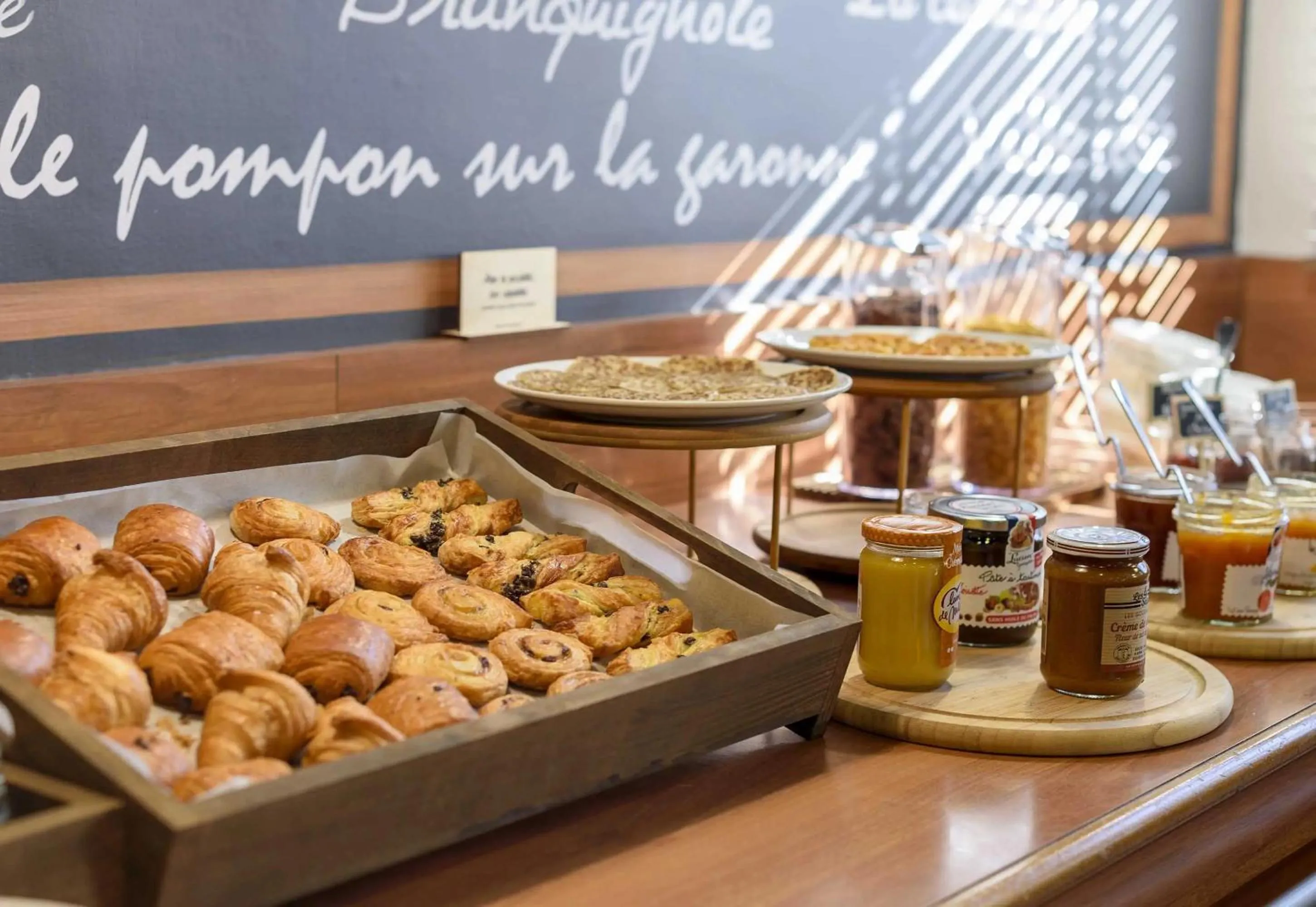 Buffet breakfast in B&B HOTEL Toulouse Université 3 étoiles