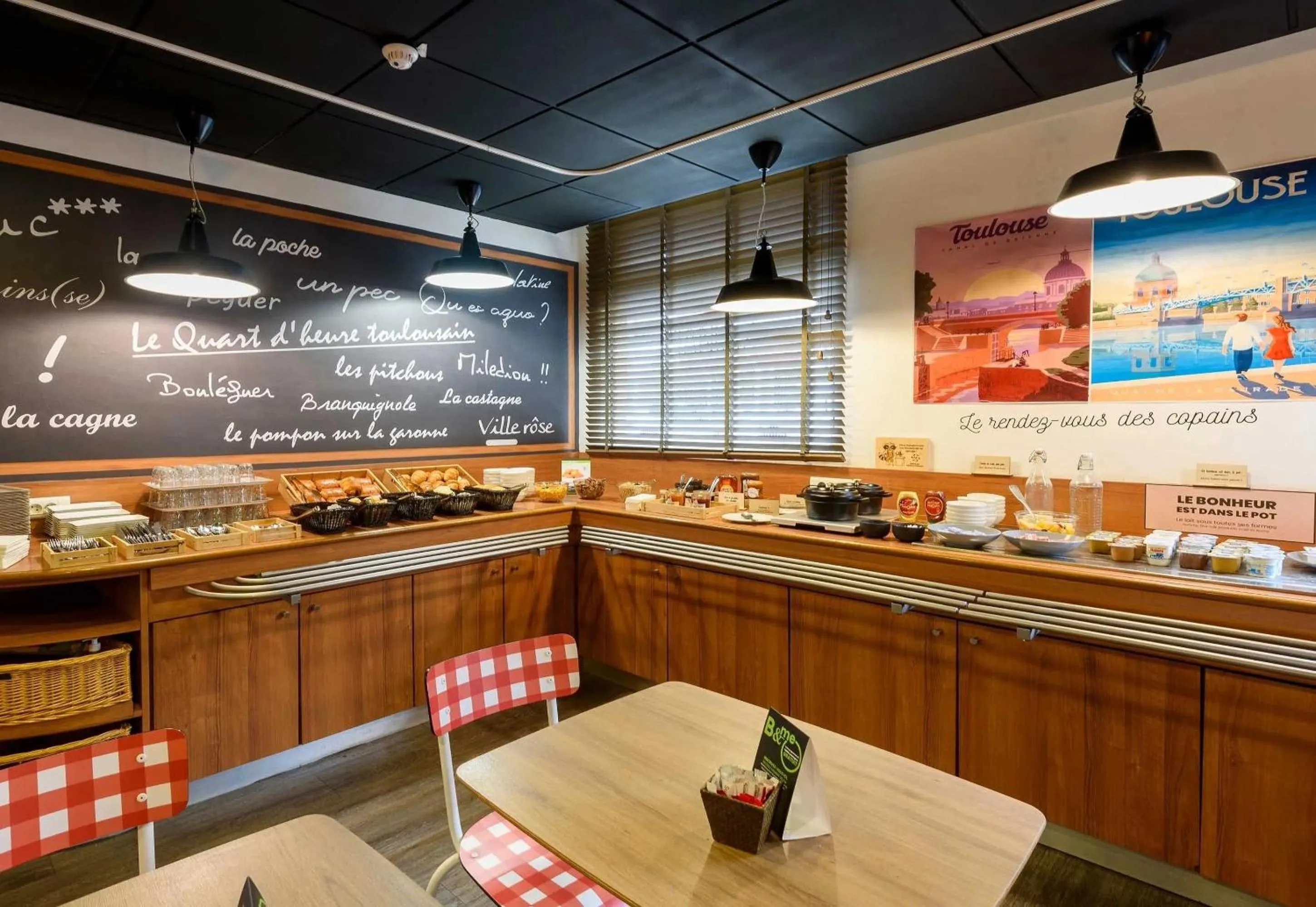 Buffet breakfast in B&B HOTEL Toulouse Université 3 étoiles