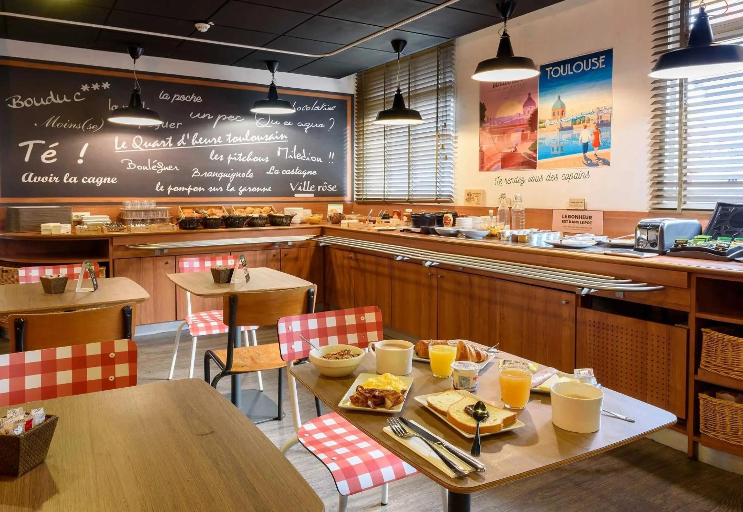 Buffet breakfast in B&B HOTEL Toulouse Université 3 étoiles