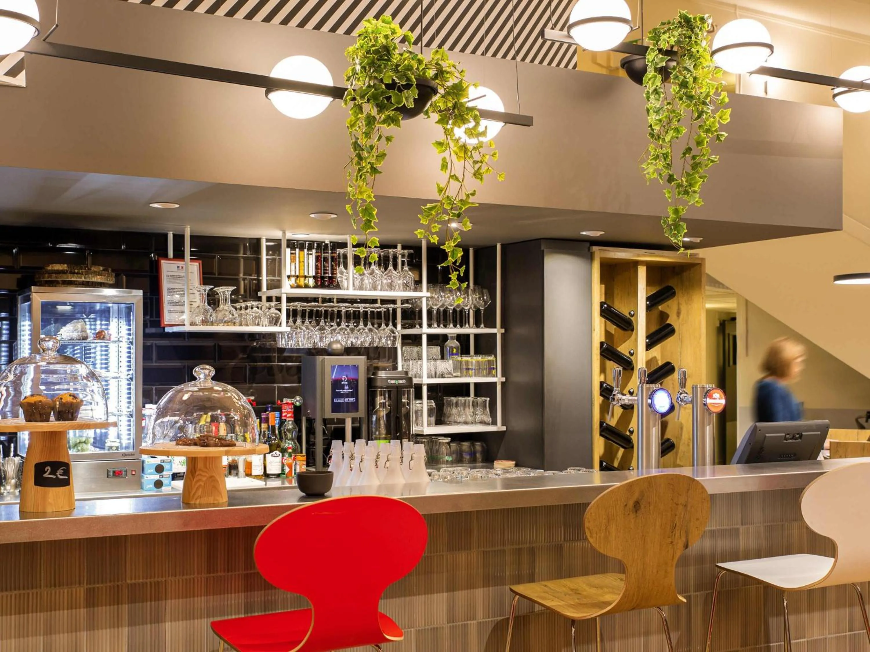 Lounge or bar in ibis Tours Sud