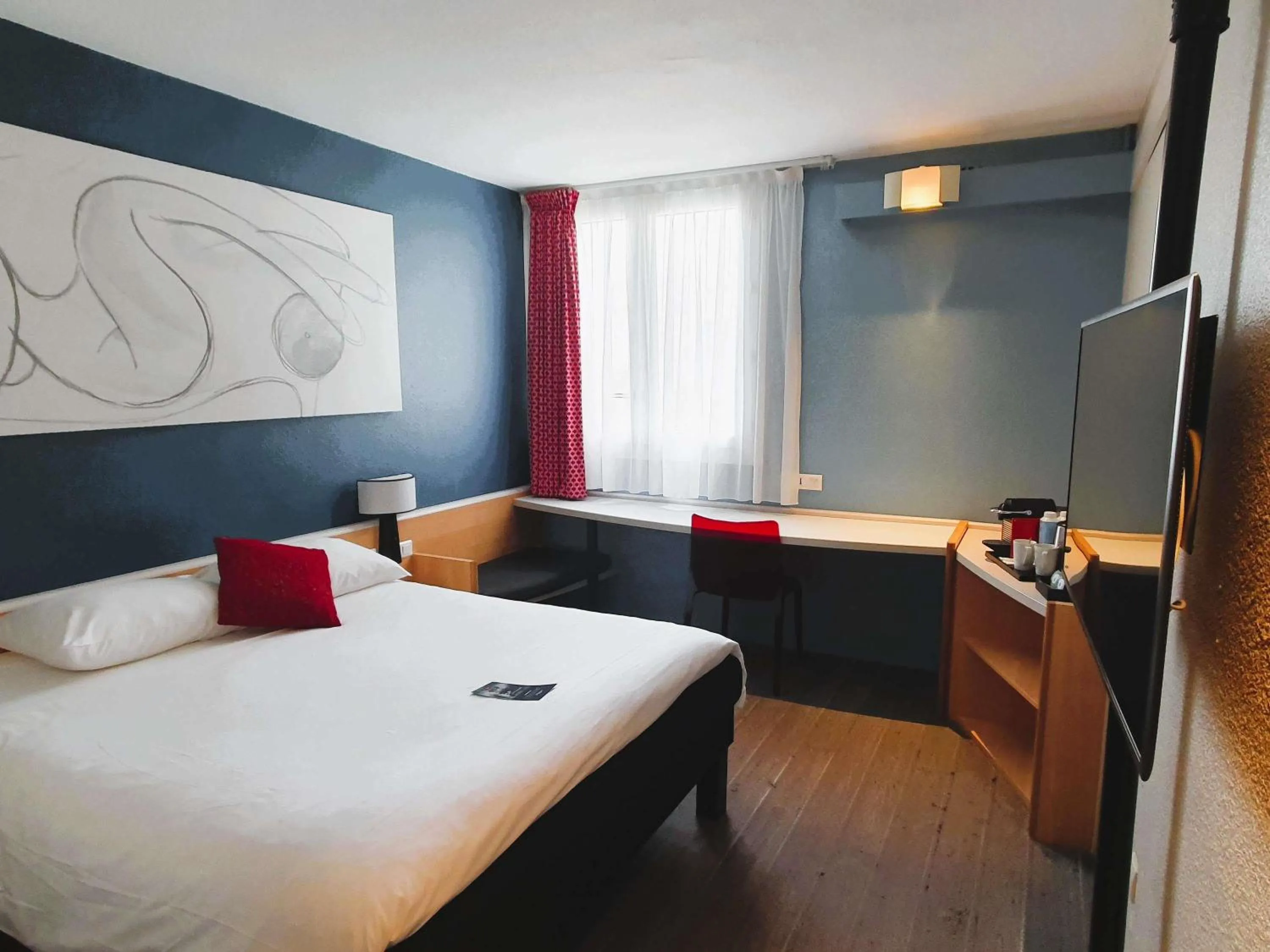 Bedroom, Bed in ibis Tours Nord