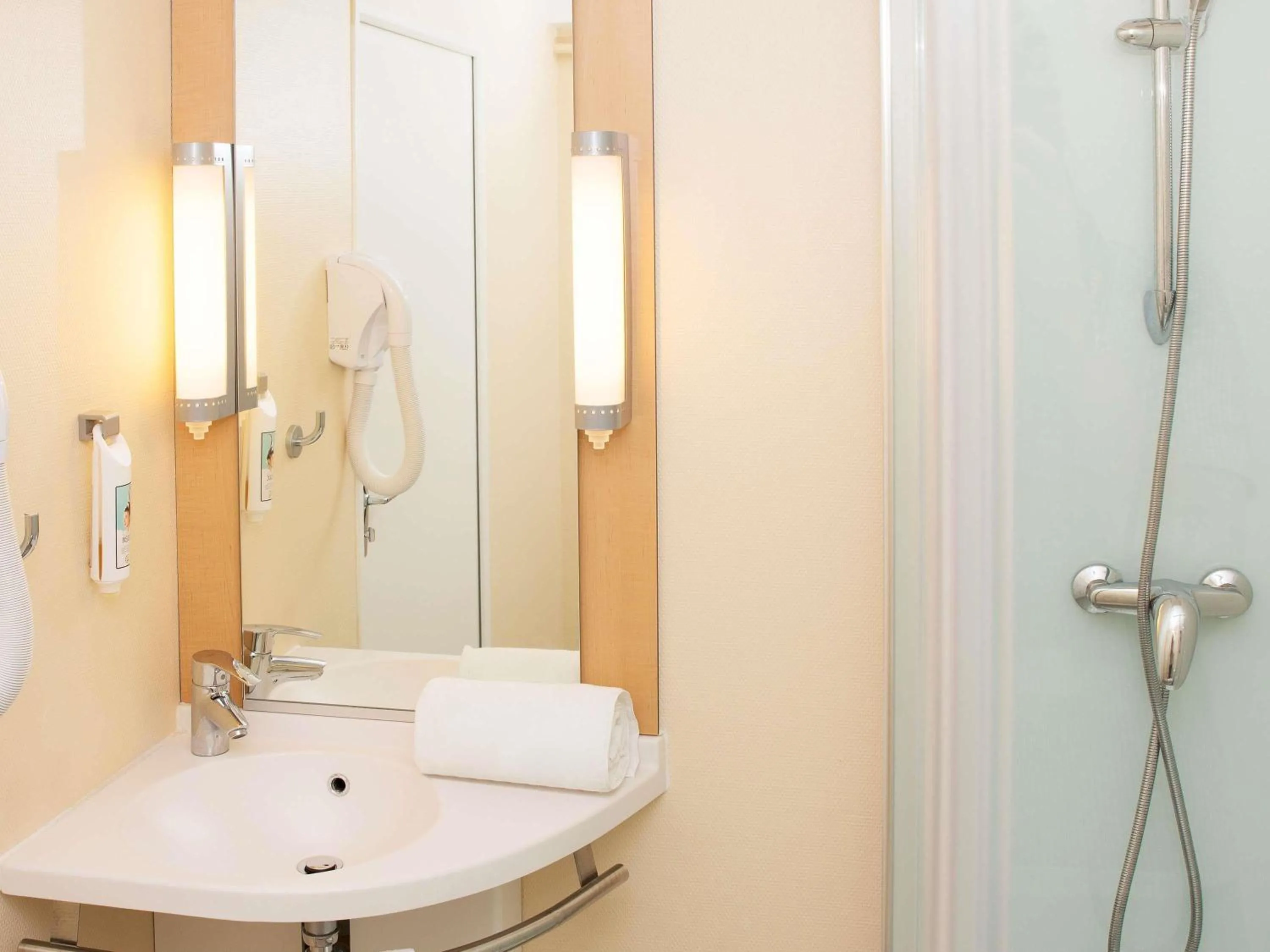 Bedroom in ibis Rennes Beaulieu