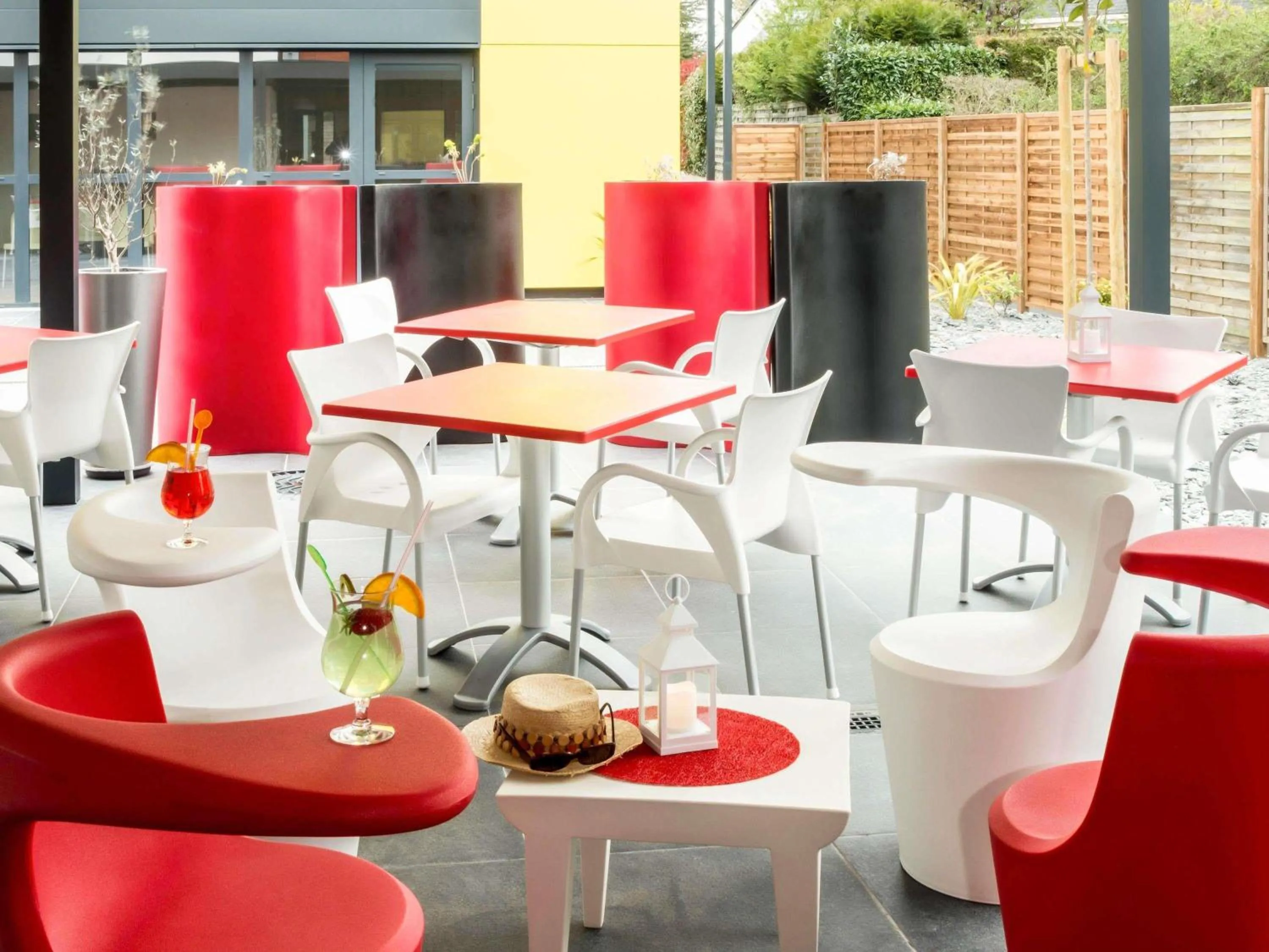 Lounge or bar in ibis Rennes Beaulieu