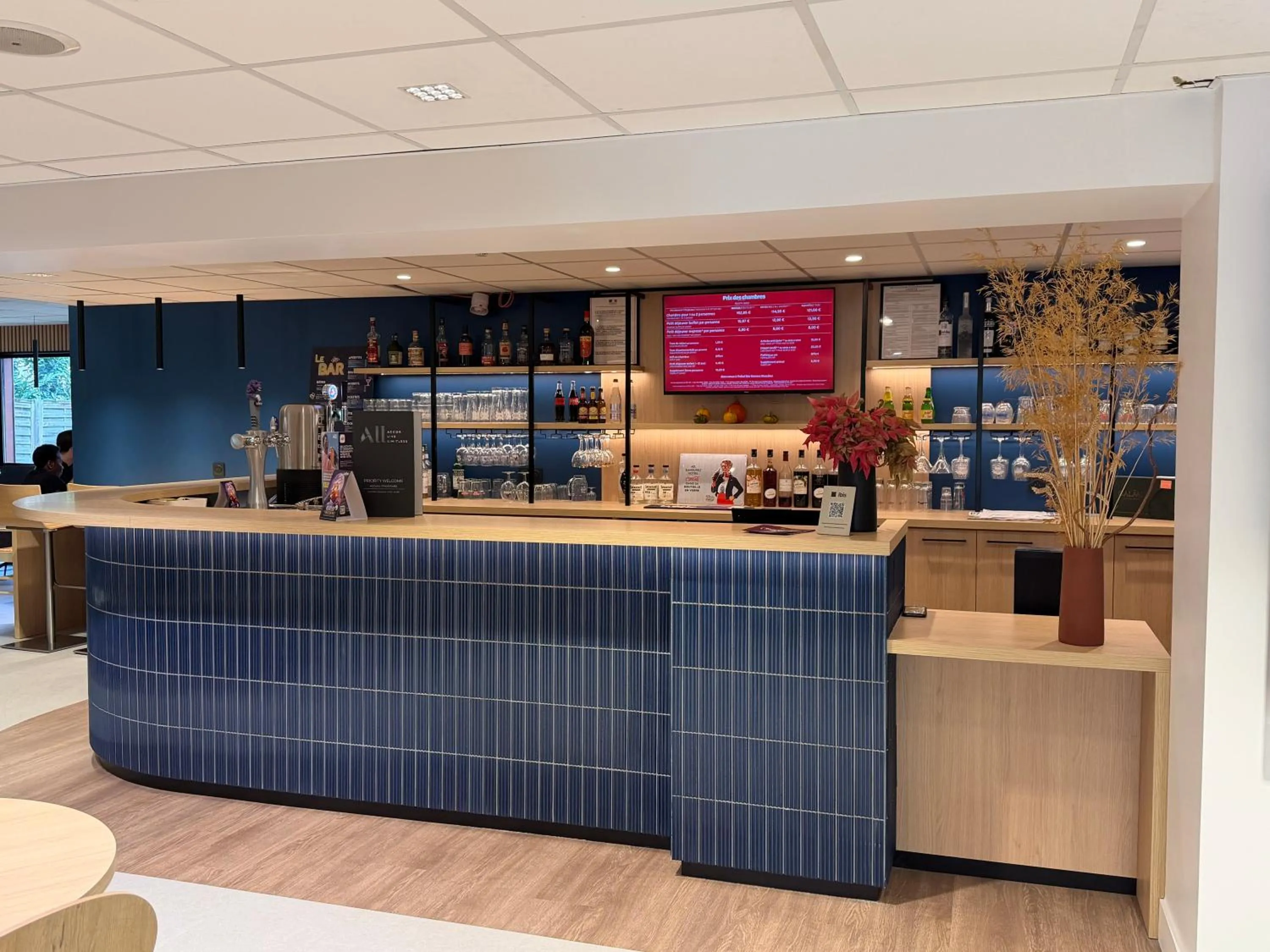Lounge or bar in ibis Rennes Beaulieu