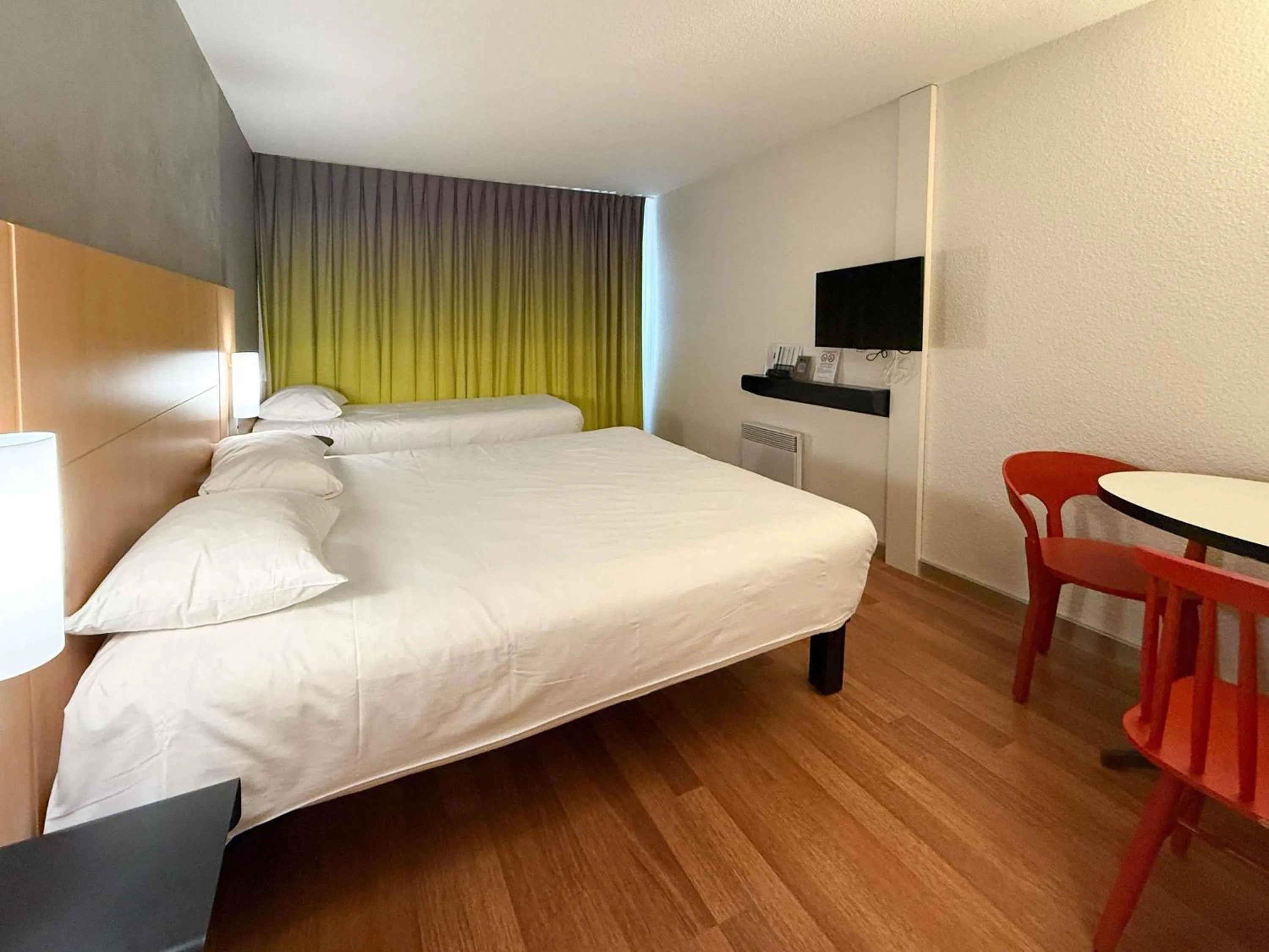 Bedroom, Bed in ibis Rennes Beaulieu