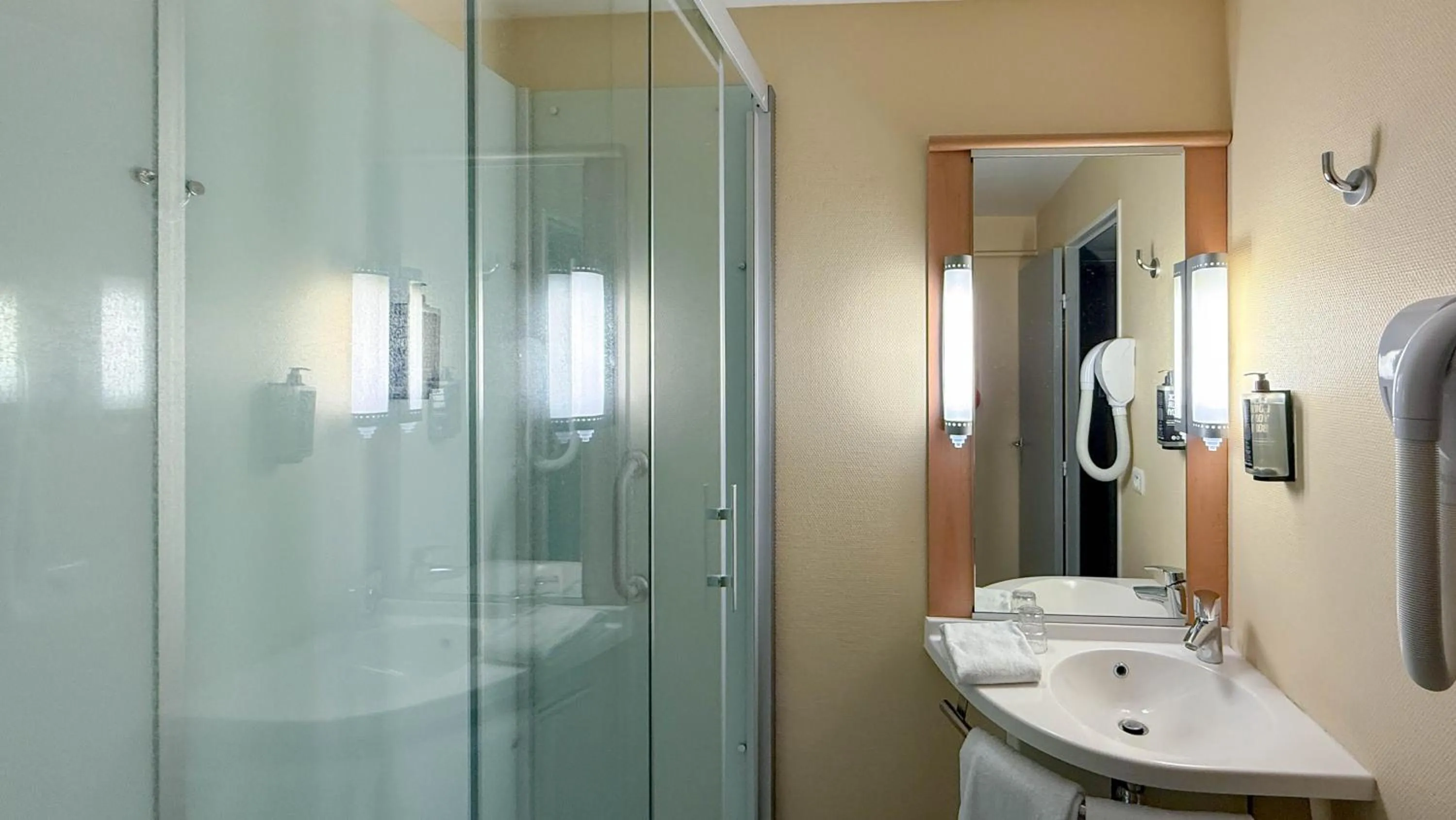 Shower in ibis Rennes Beaulieu