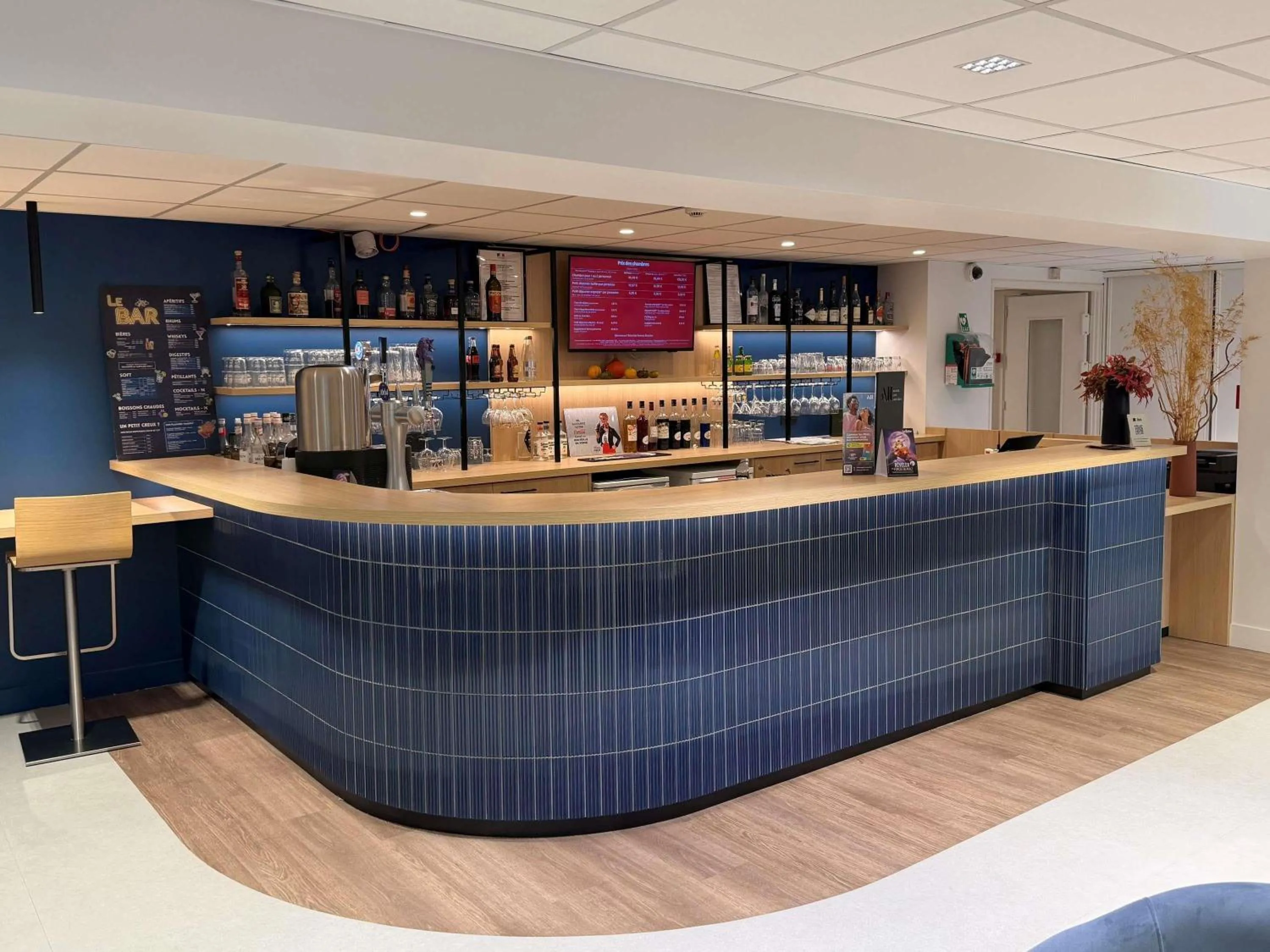 Lounge or bar in ibis Rennes Beaulieu