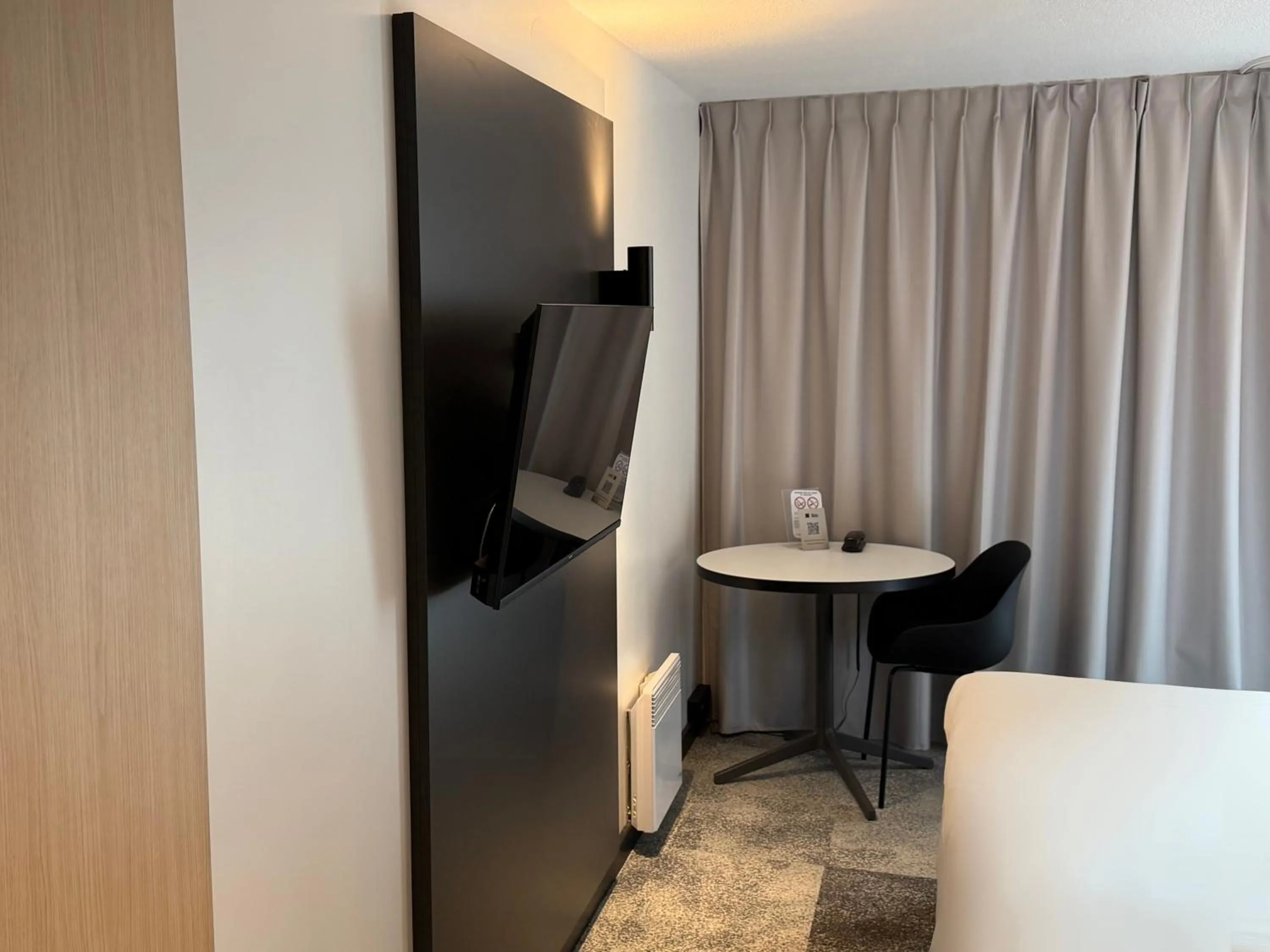 Bedroom, Bed in ibis Rennes Beaulieu