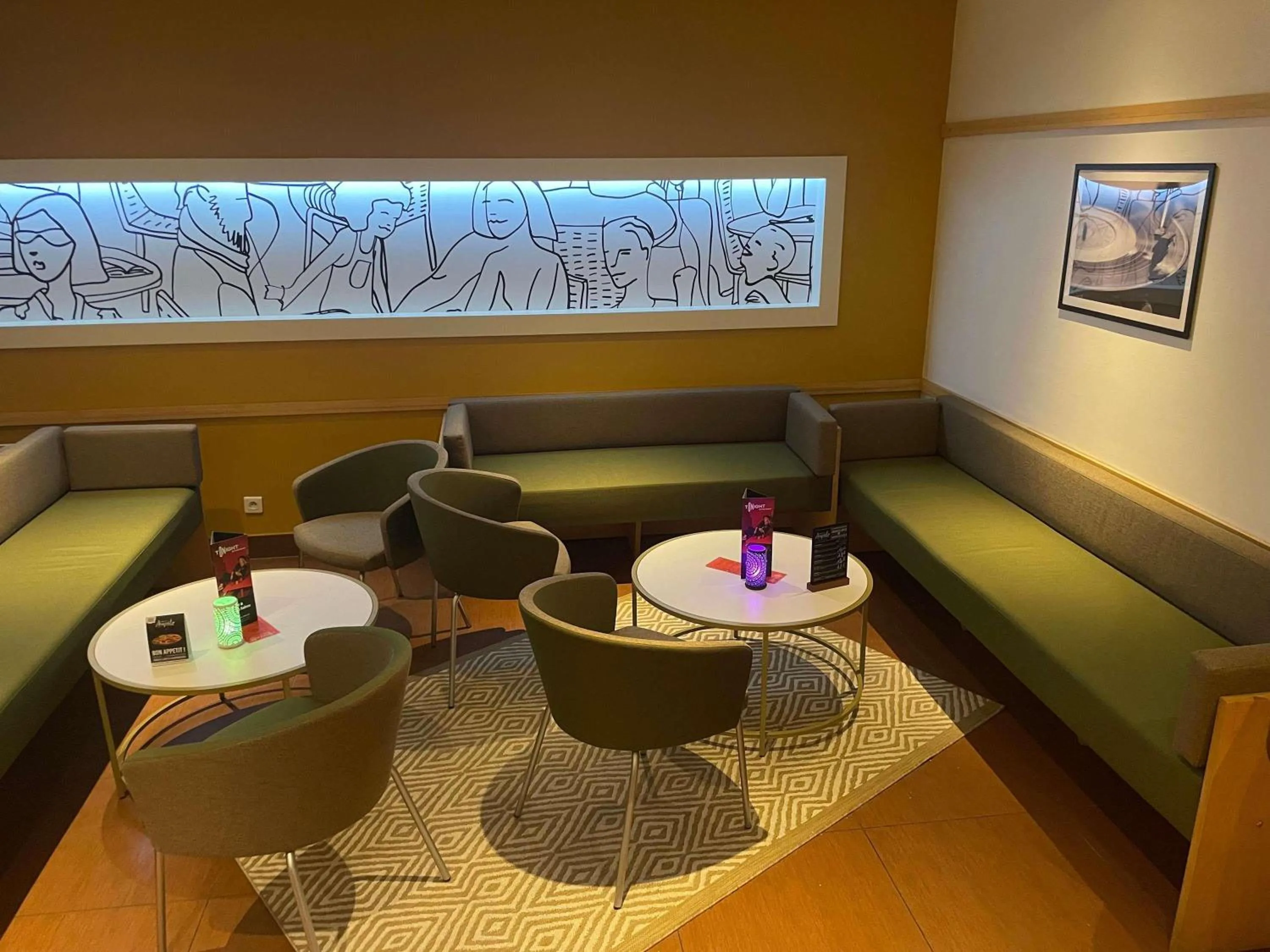 Lounge or bar in ibis Paris Montmartre Sacré-Coeur