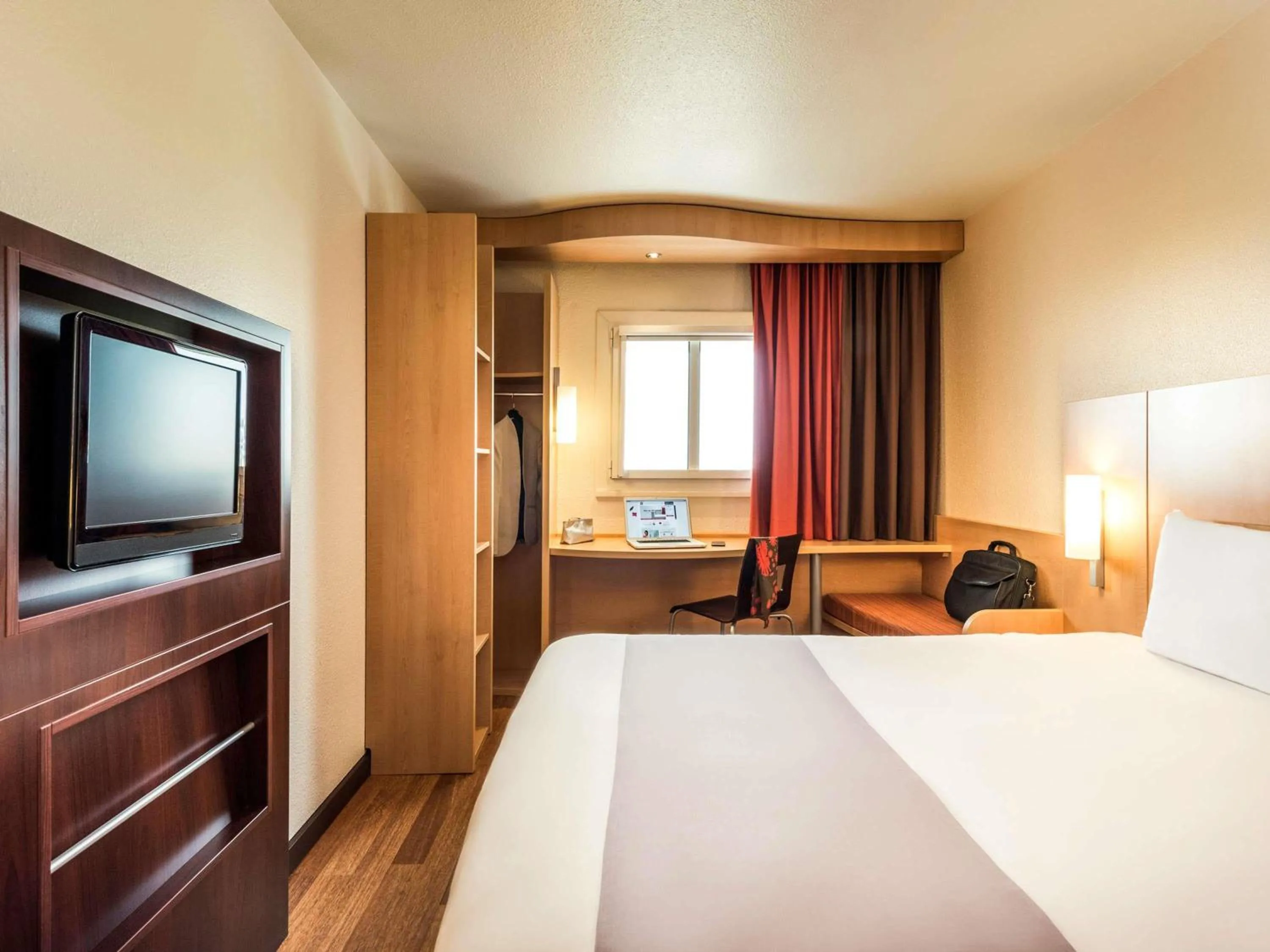 Property building, Bed in ibis Paris Montmartre Sacré-Coeur