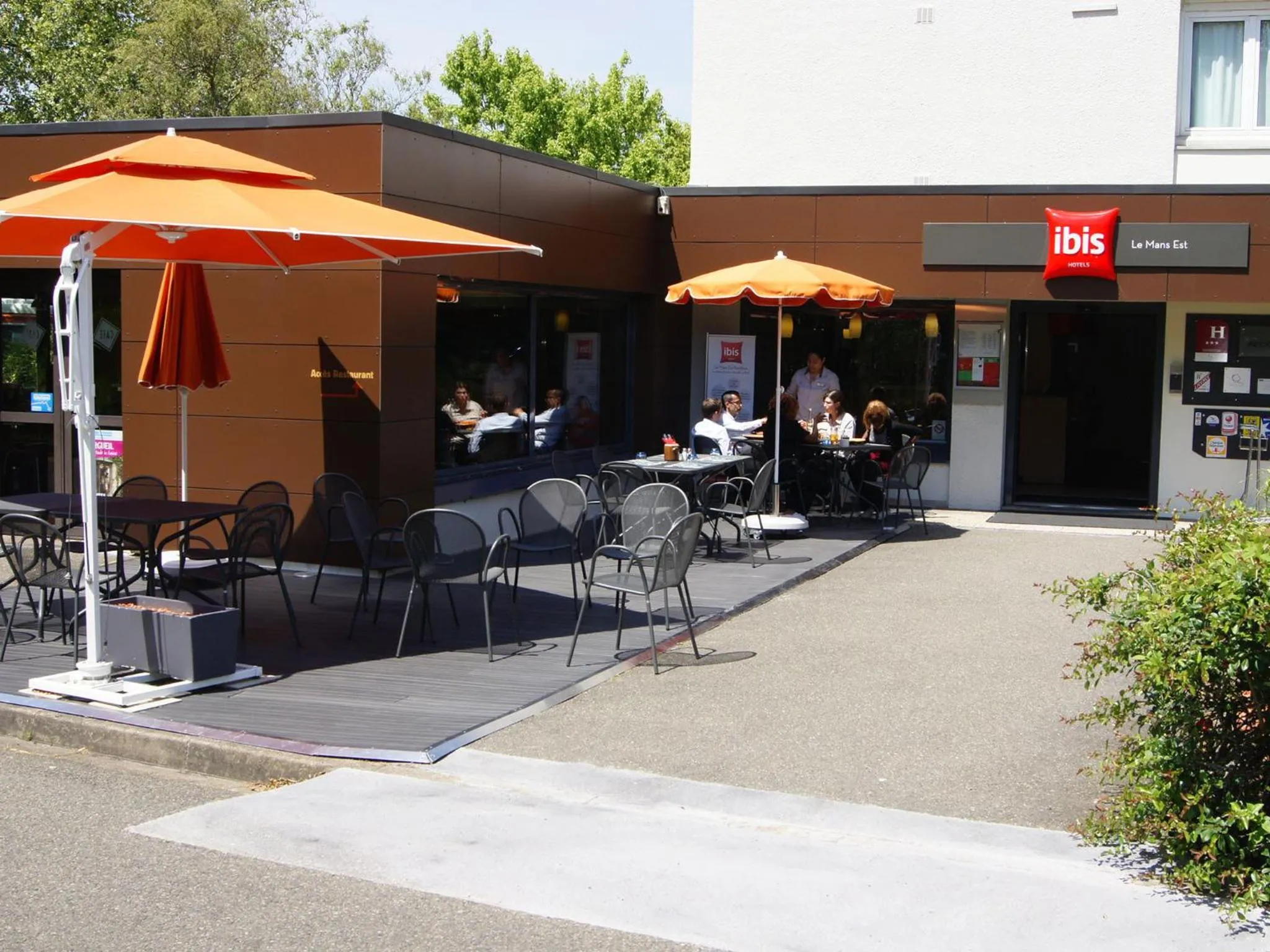 Facade/entrance in ibis Le Mans Est Pontlieue