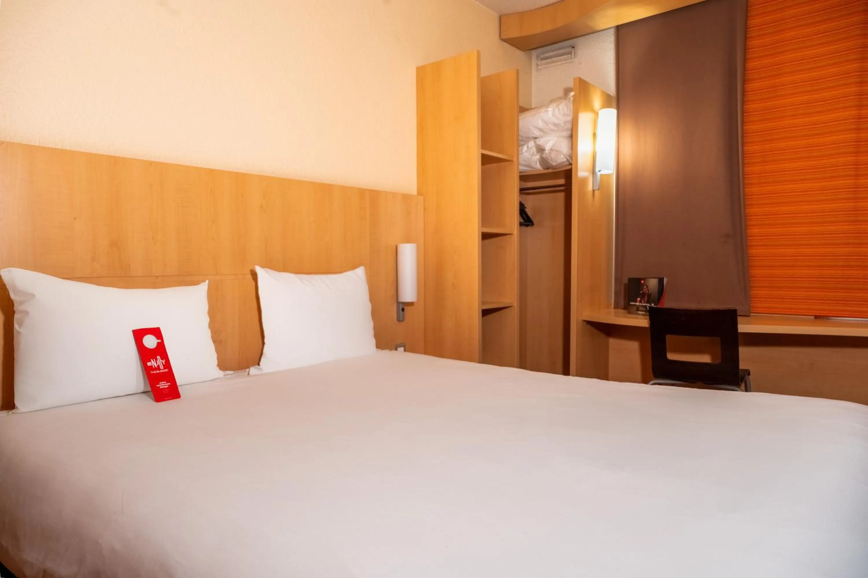 Bed in ibis Paris Pont de Suresnes Longchamp