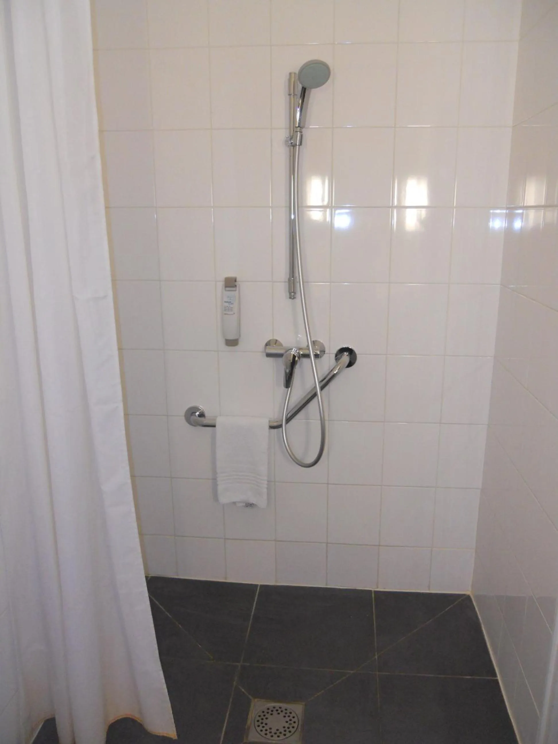 Shower in ibis Paris Pont de Suresnes Longchamp
