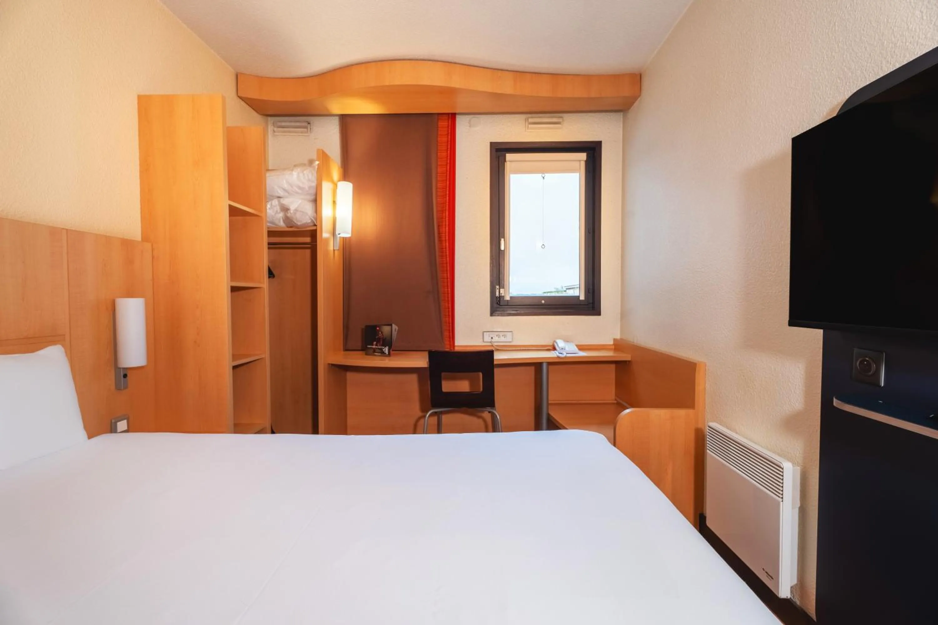 Bed in ibis Paris Pont de Suresnes Longchamp