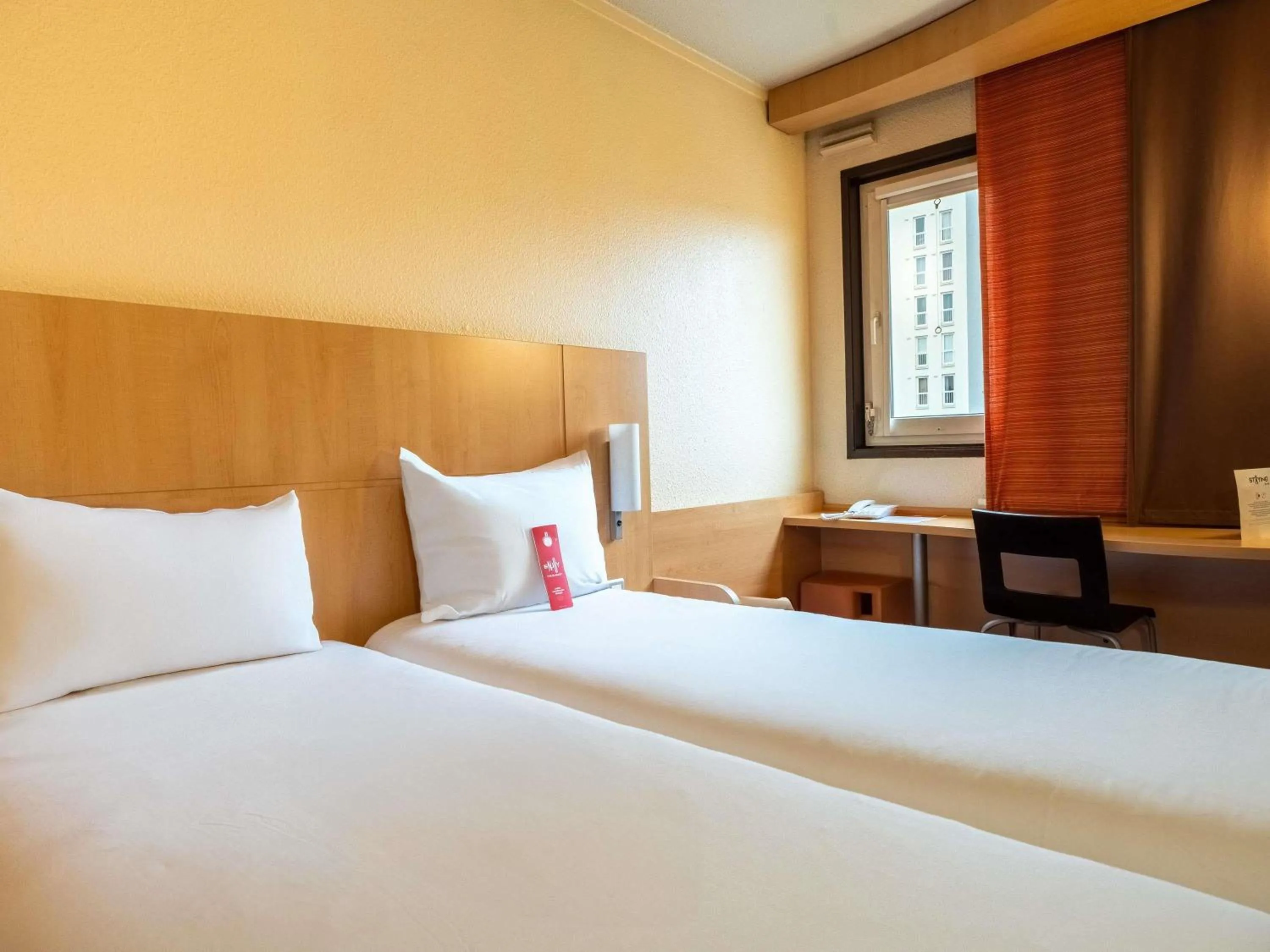 Bedroom, Bed in ibis Paris Pont de Suresnes Longchamp