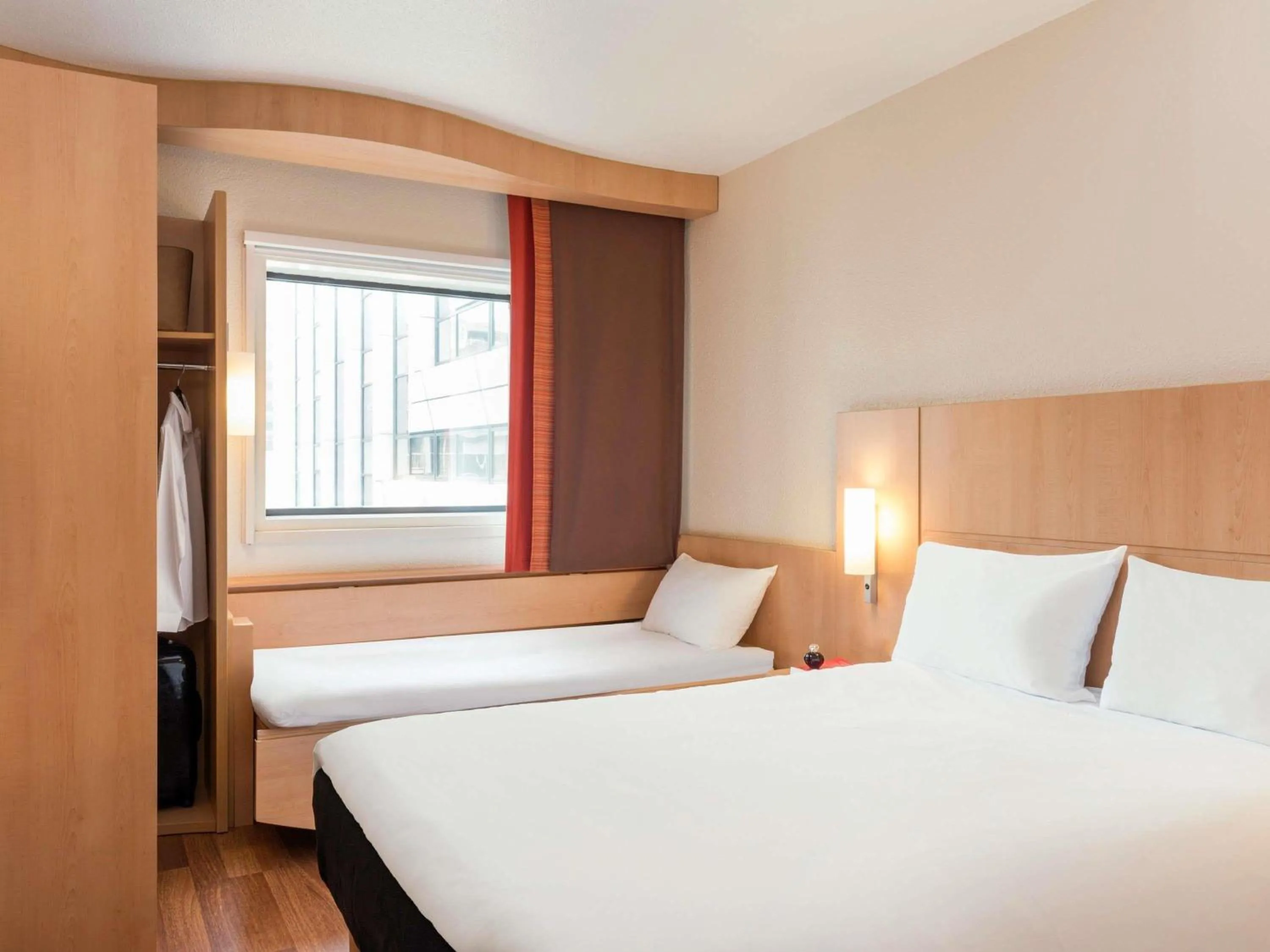 Bedroom, Bed in ibis Paris Pont de Suresnes Longchamp