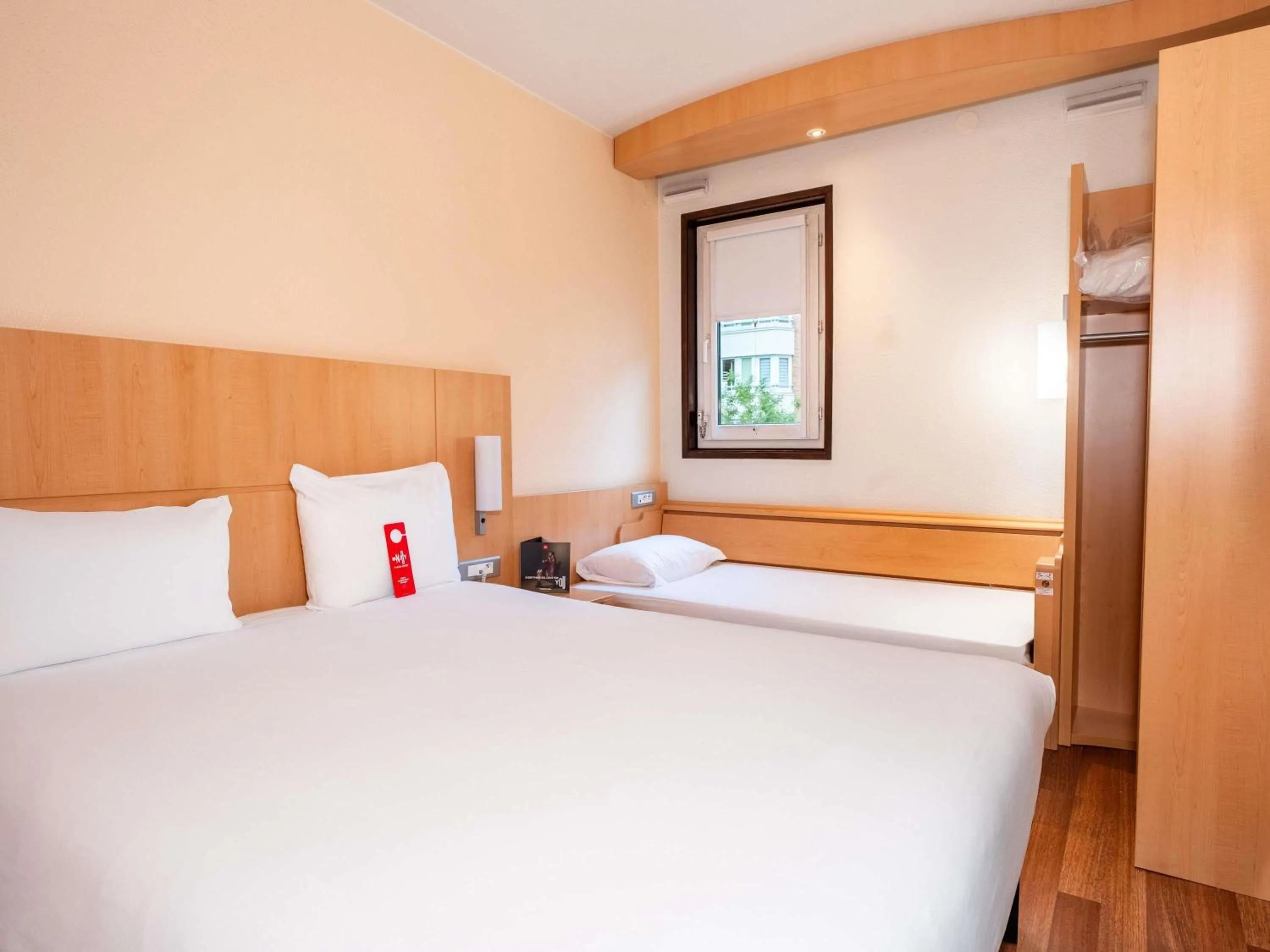 Bedroom, Bed in ibis Paris Pont de Suresnes Longchamp