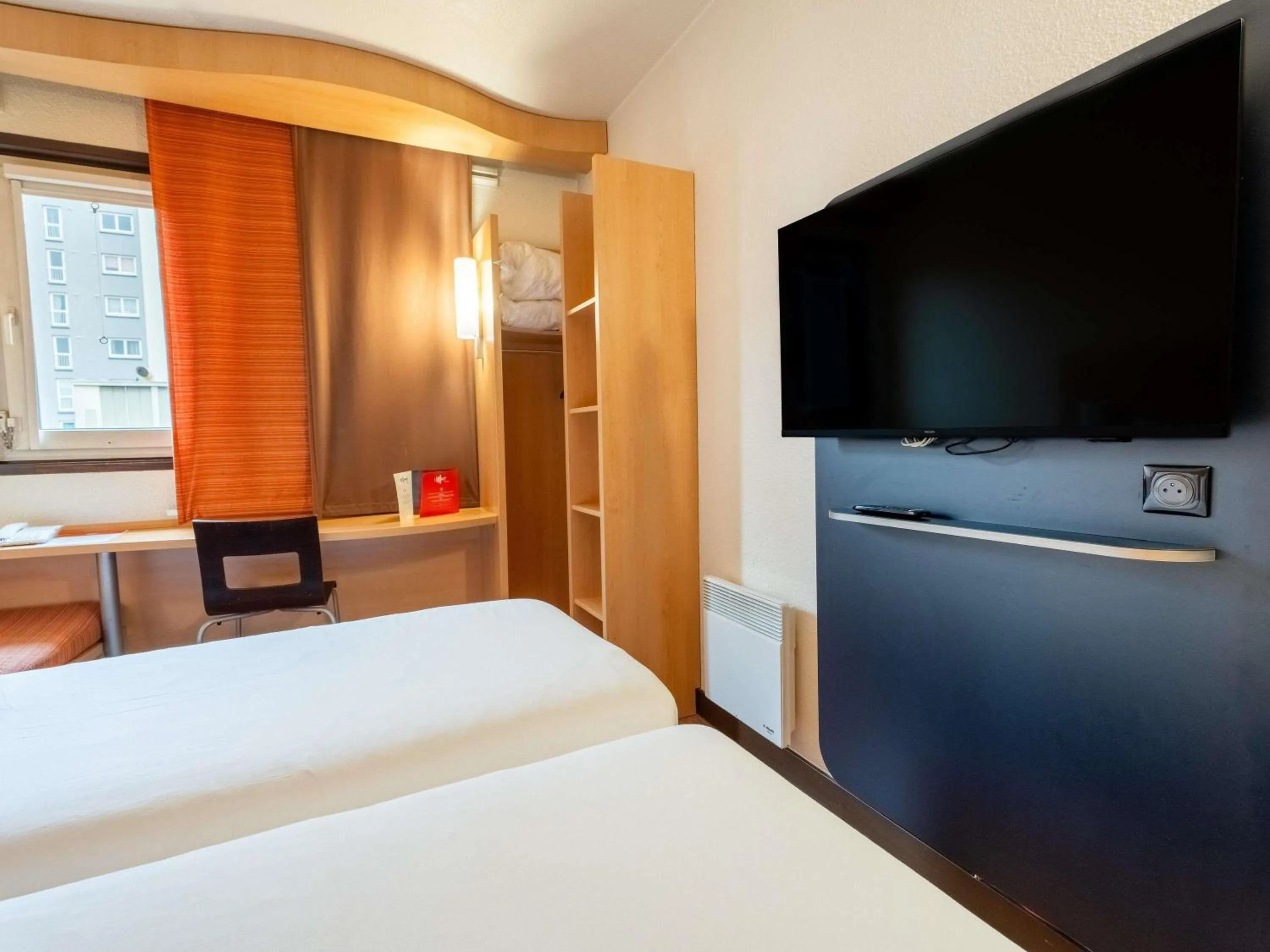 Bedroom, Bed in ibis Paris Pont de Suresnes Longchamp