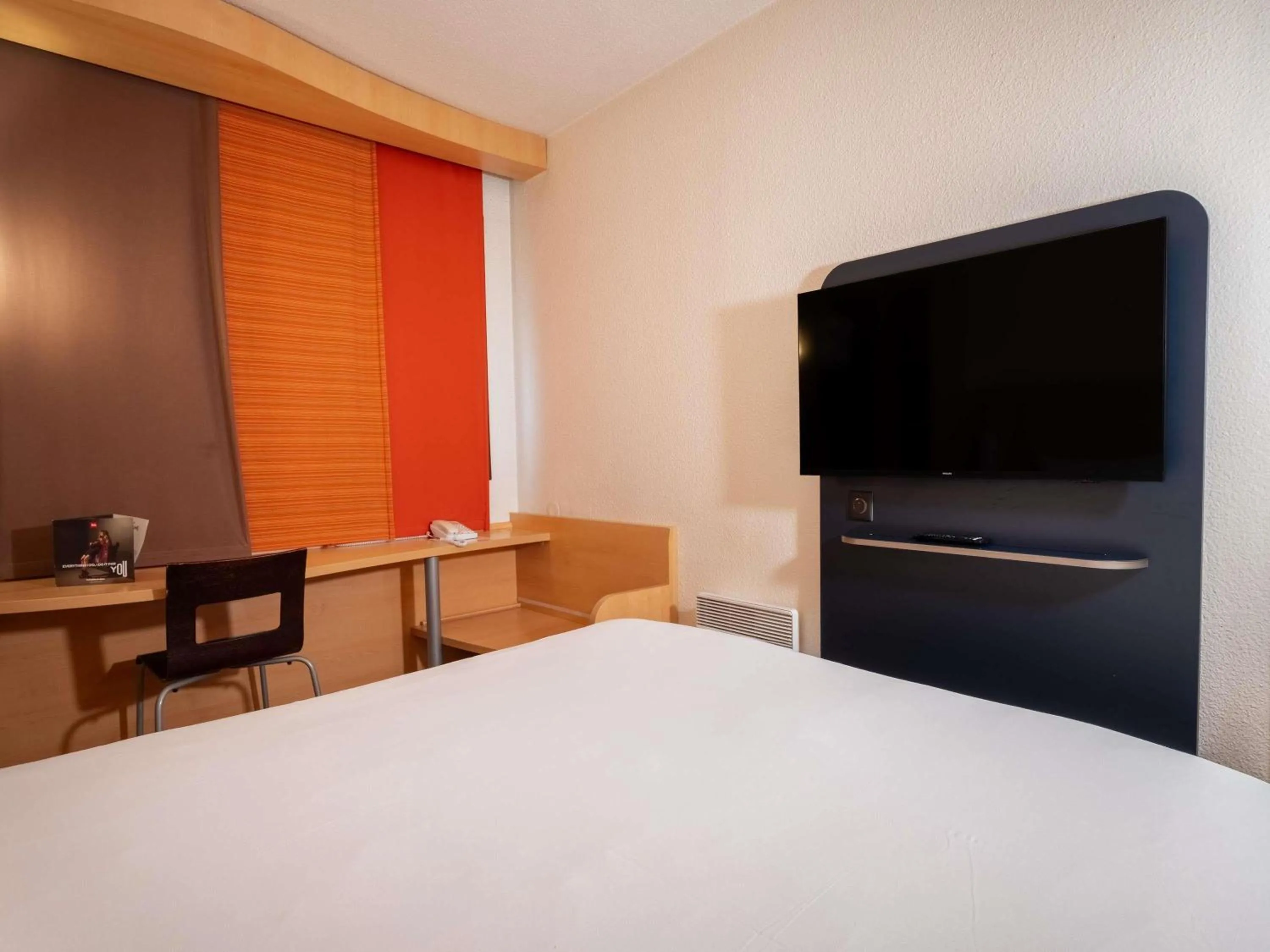 Bedroom, Bed in ibis Paris Pont de Suresnes Longchamp