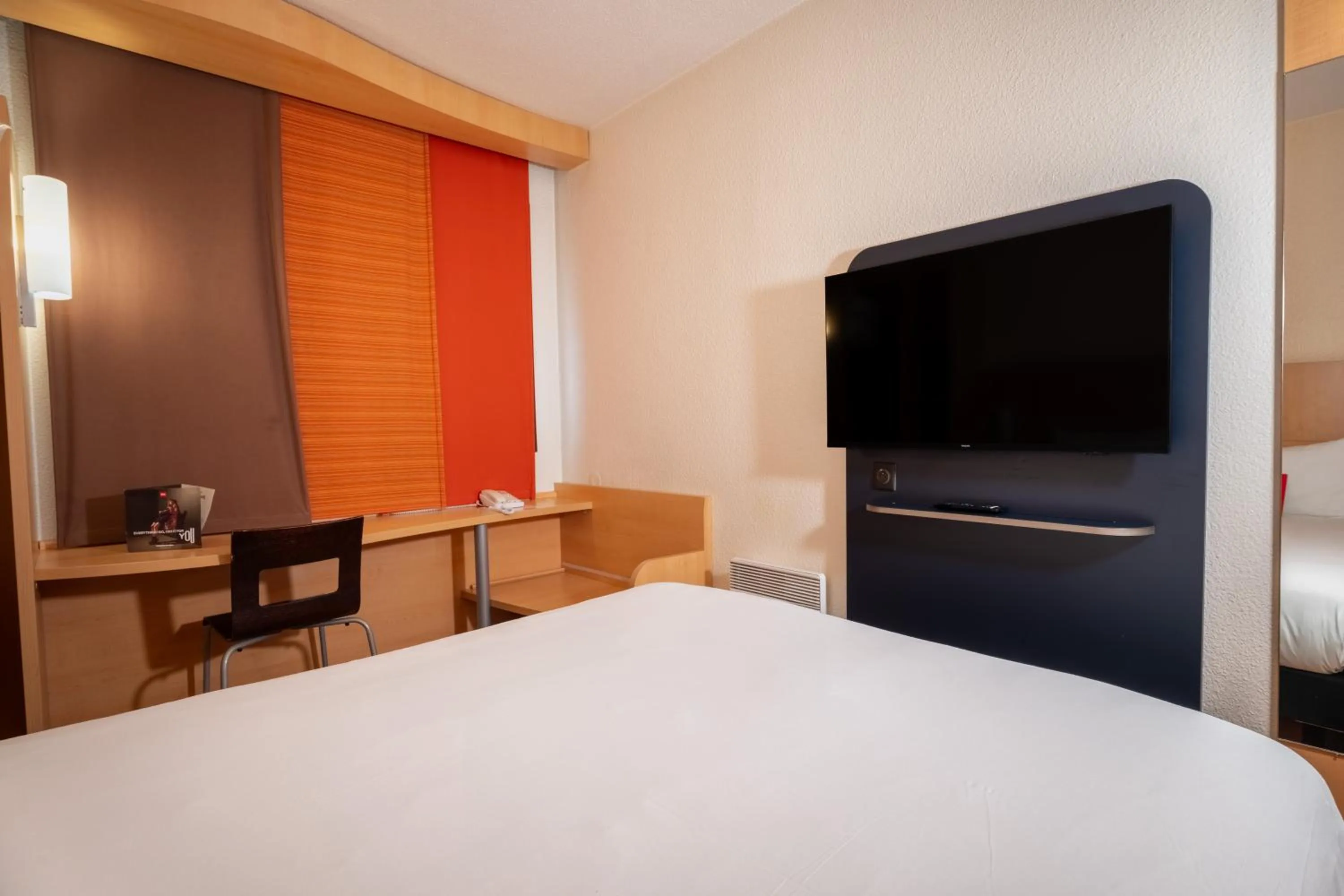 Bed in ibis Paris Pont de Suresnes Longchamp
