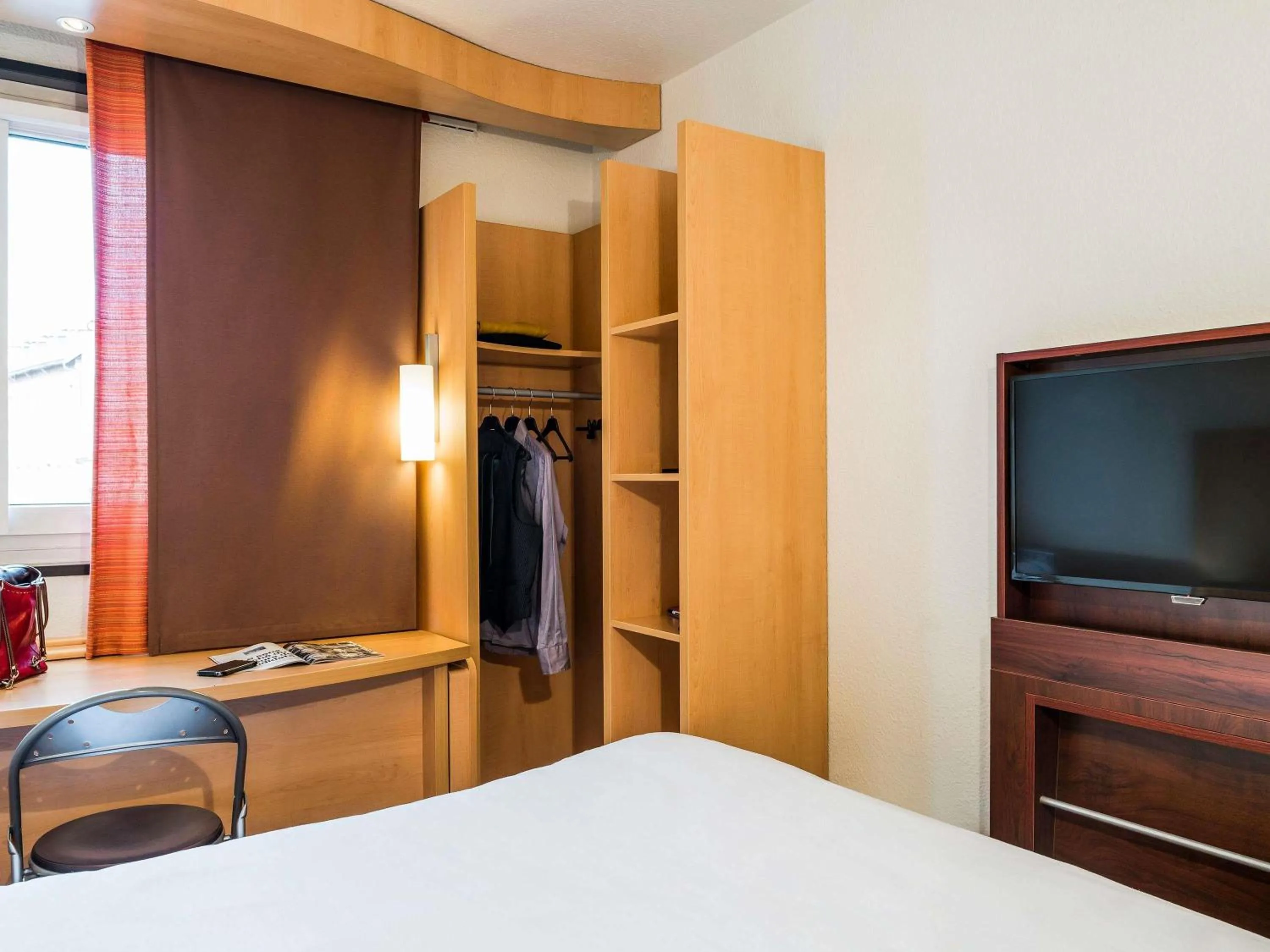 Bedroom, Bed in ibis Paris Pont de Suresnes Longchamp