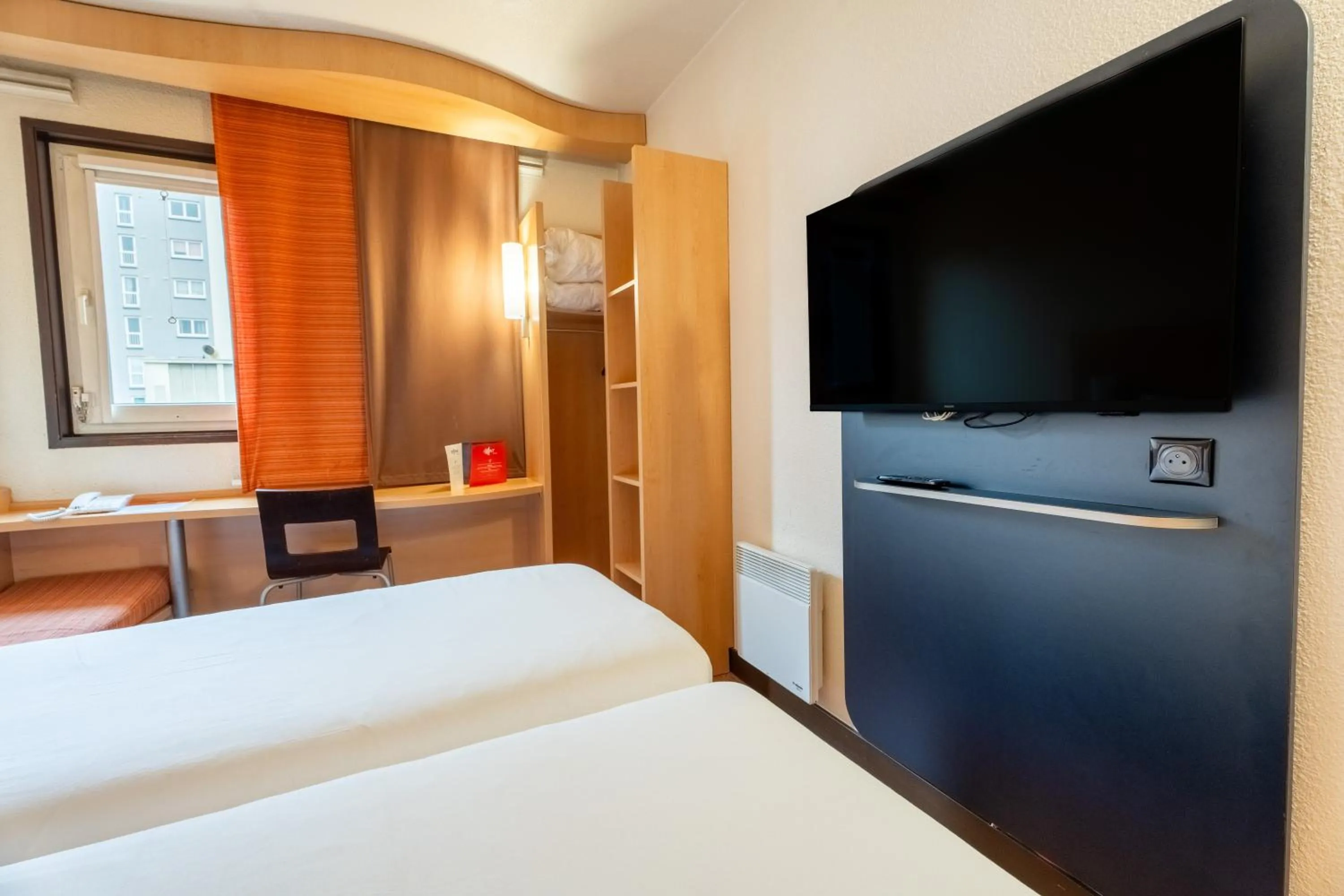 Bed in ibis Paris Pont de Suresnes Longchamp