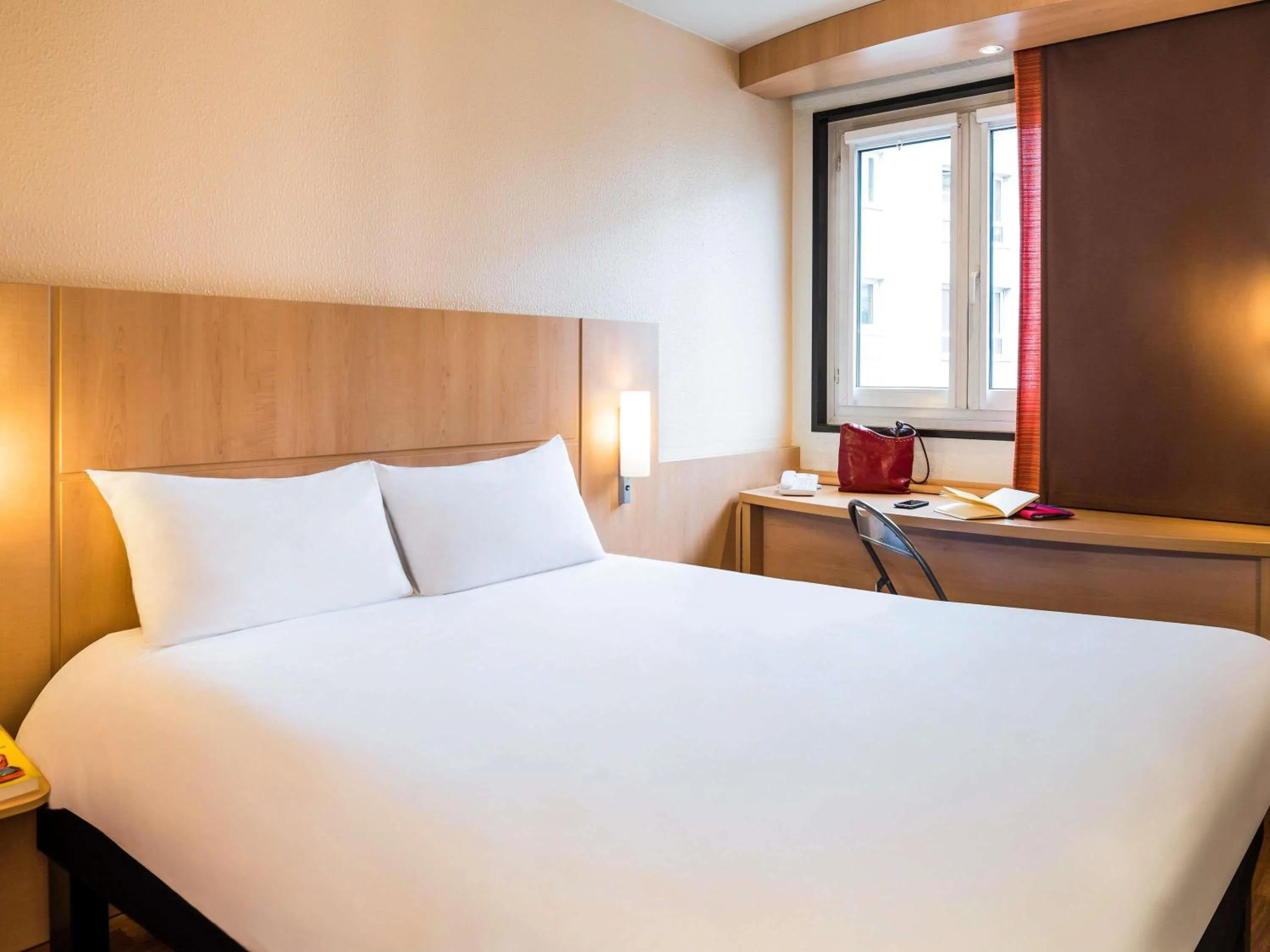 Bedroom, Bed in ibis Paris Pont de Suresnes Longchamp