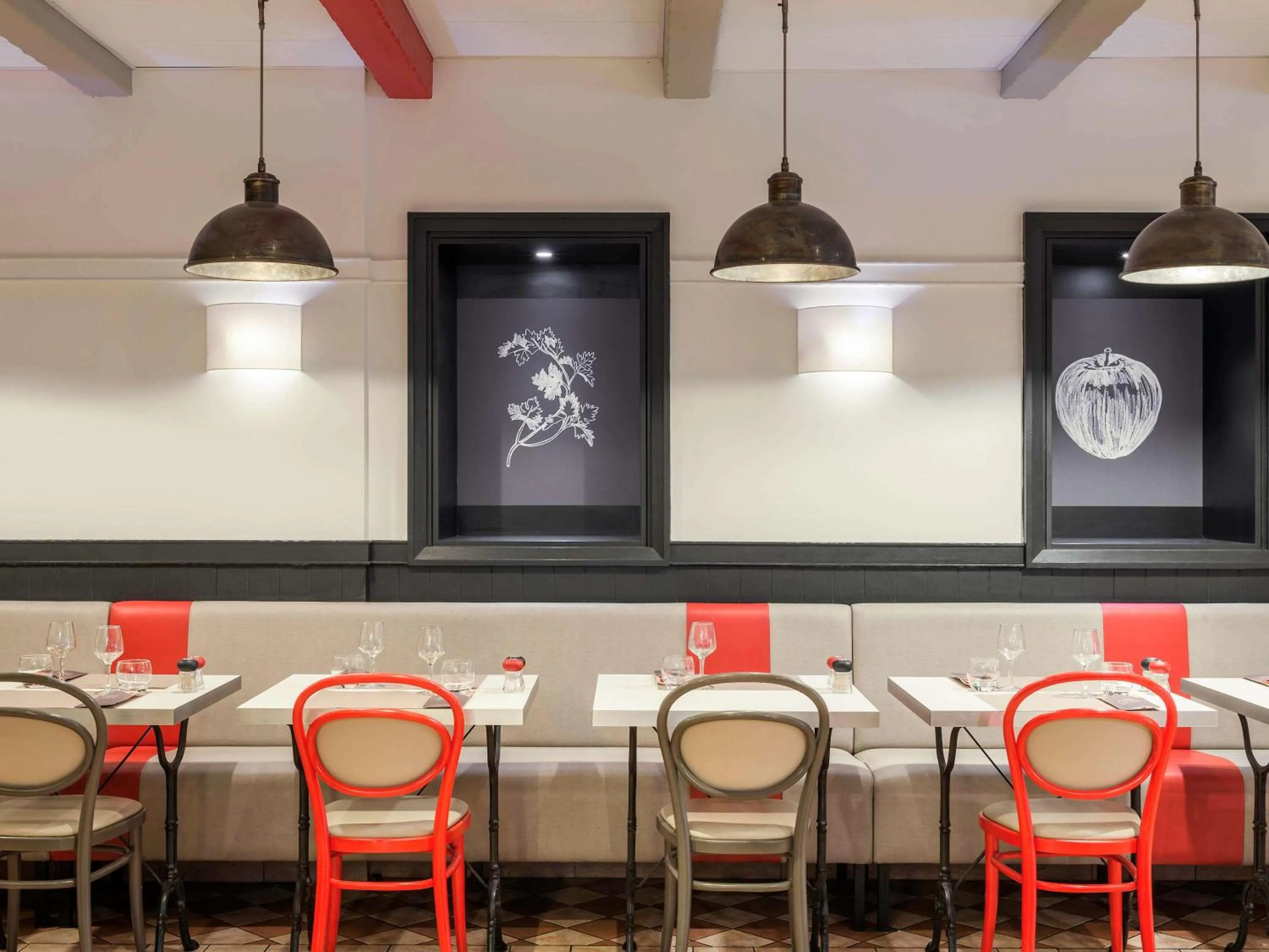 Restaurant/places to eat in ibis Paris la Défense Esplanade