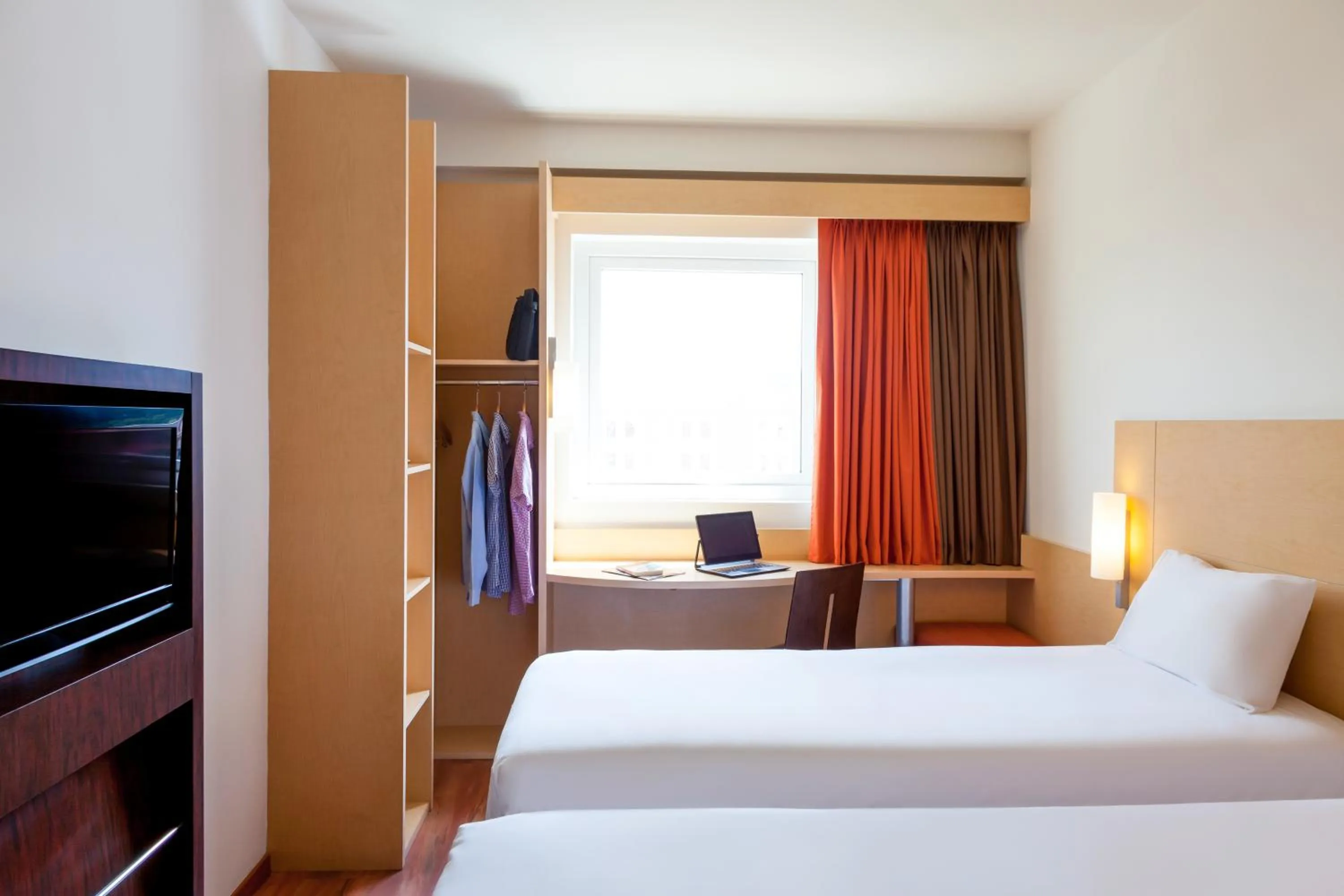 Photo of the whole room, Bed in ibis Paris la Défense Esplanade