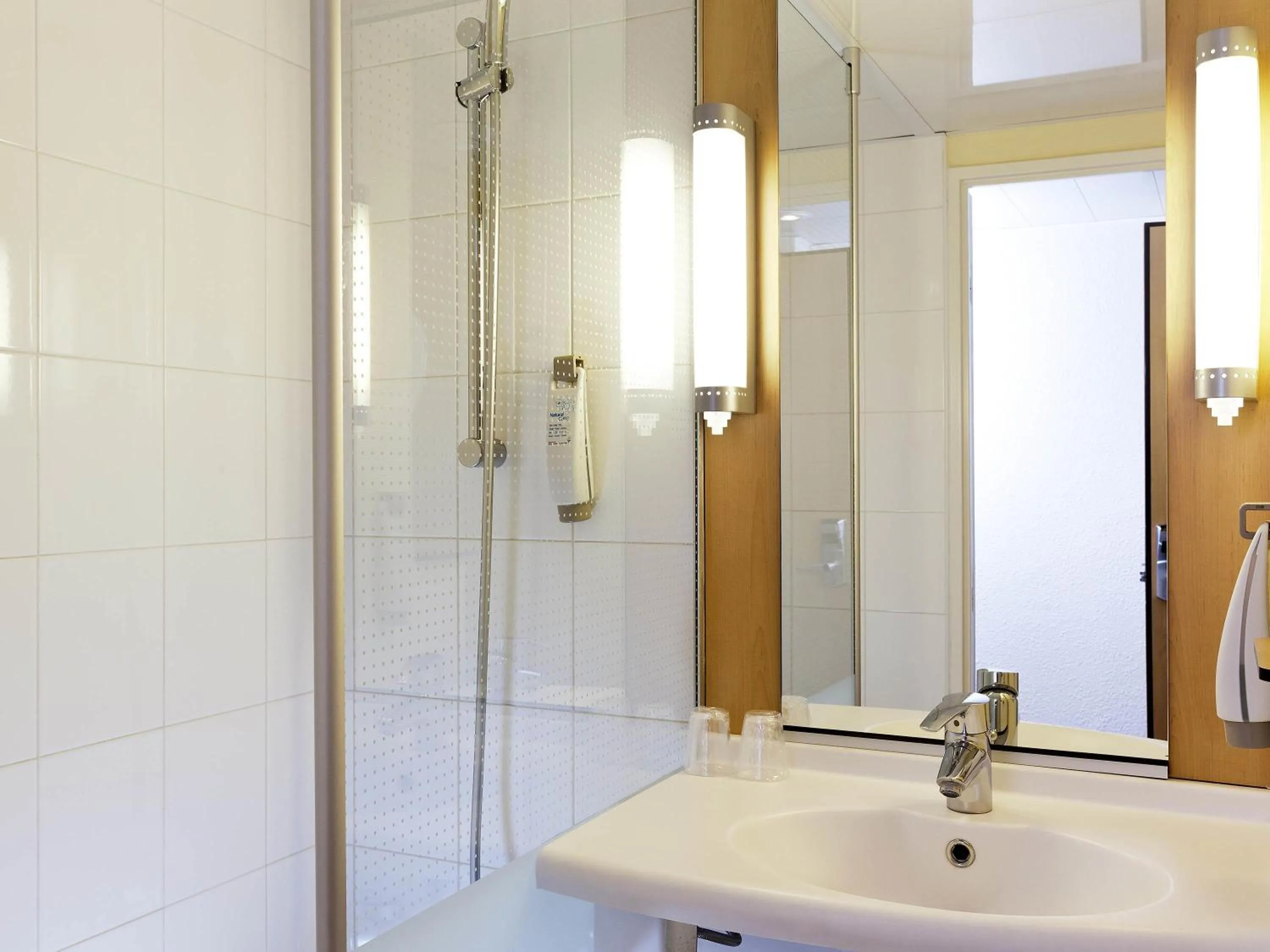 Bedroom in ibis Paris la Défense Esplanade