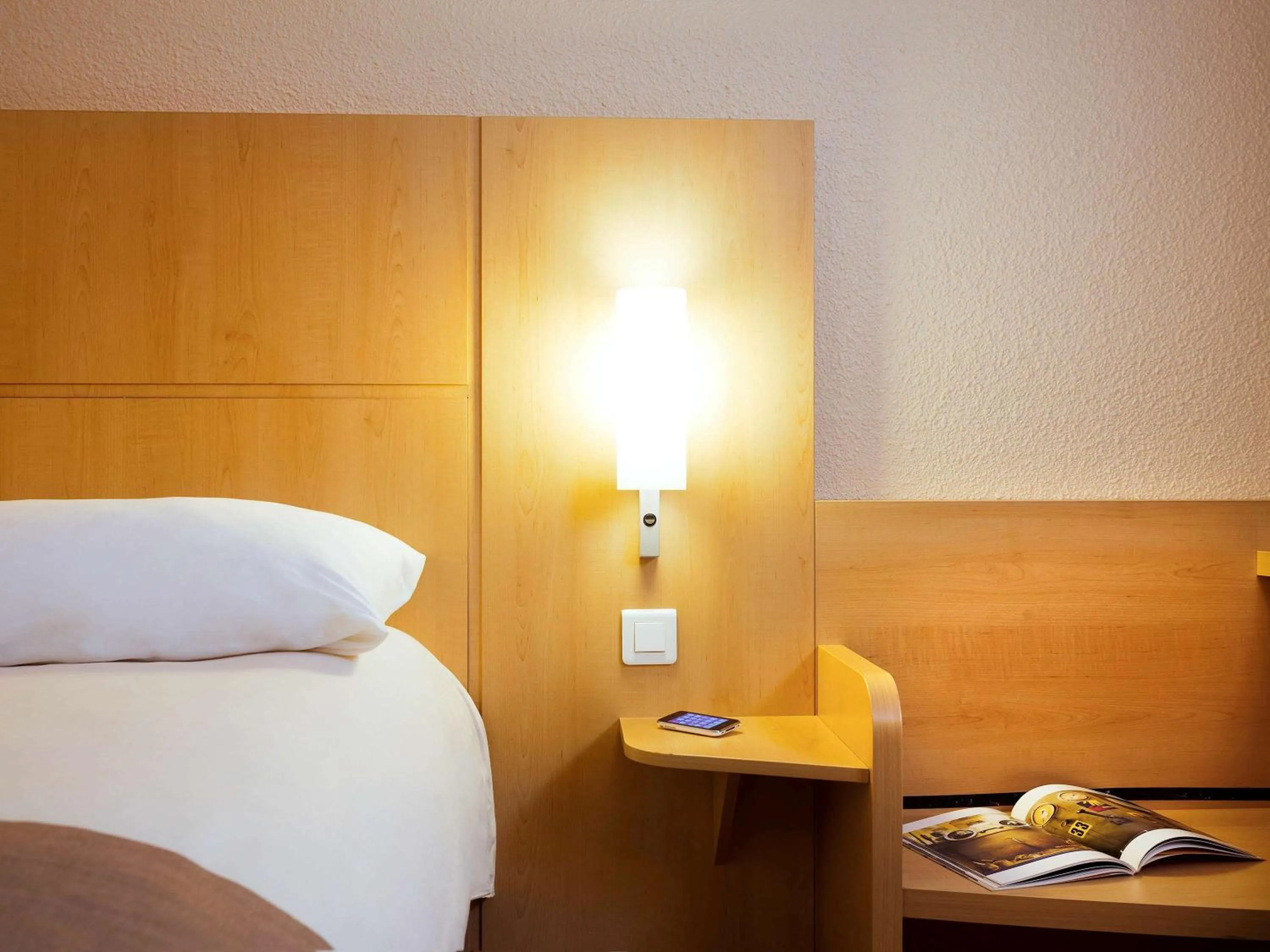 Photo of the whole room, Bed in ibis Paris la Défense Esplanade