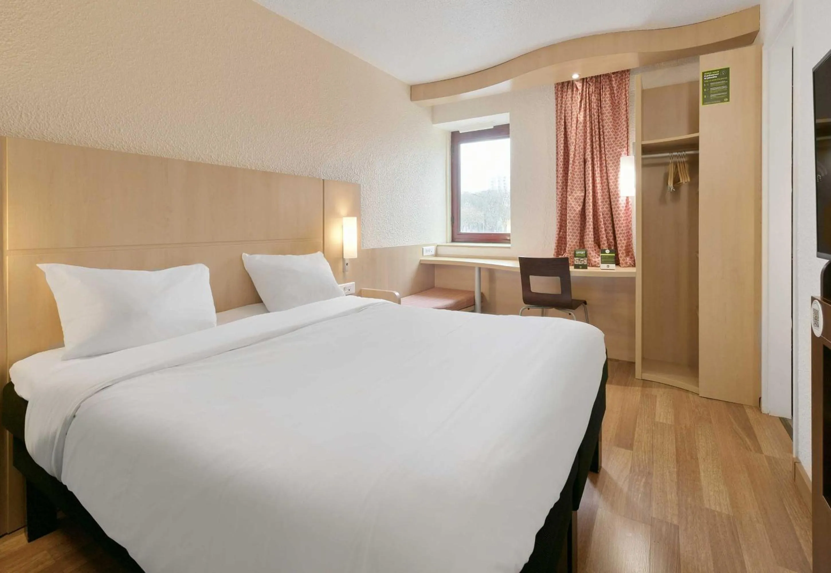 Bedroom, Bed in B&B HOTEL Le Mans Centre Cathédrale