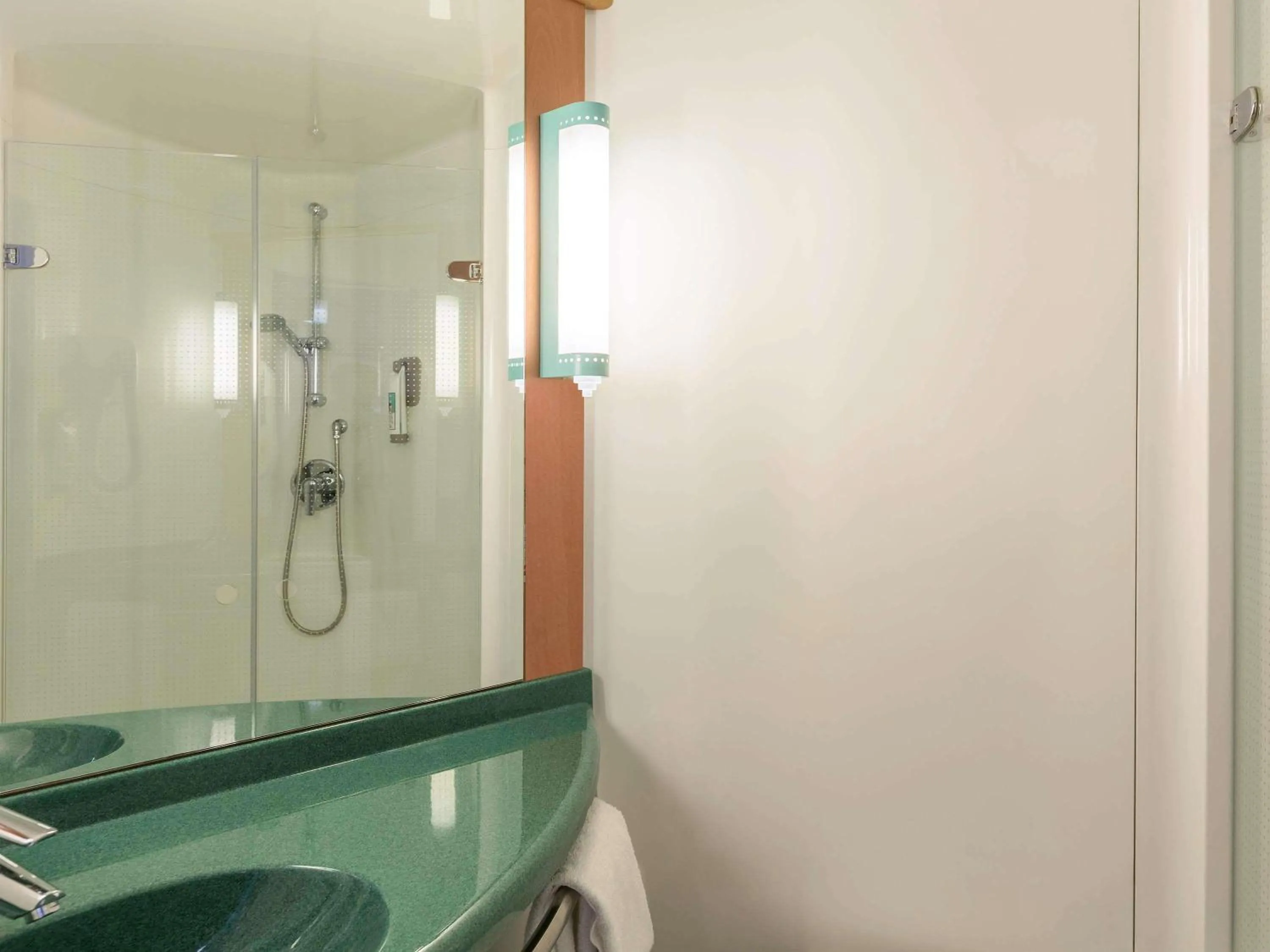 Standard Room with twin beds in ibis Besançon Centre la City