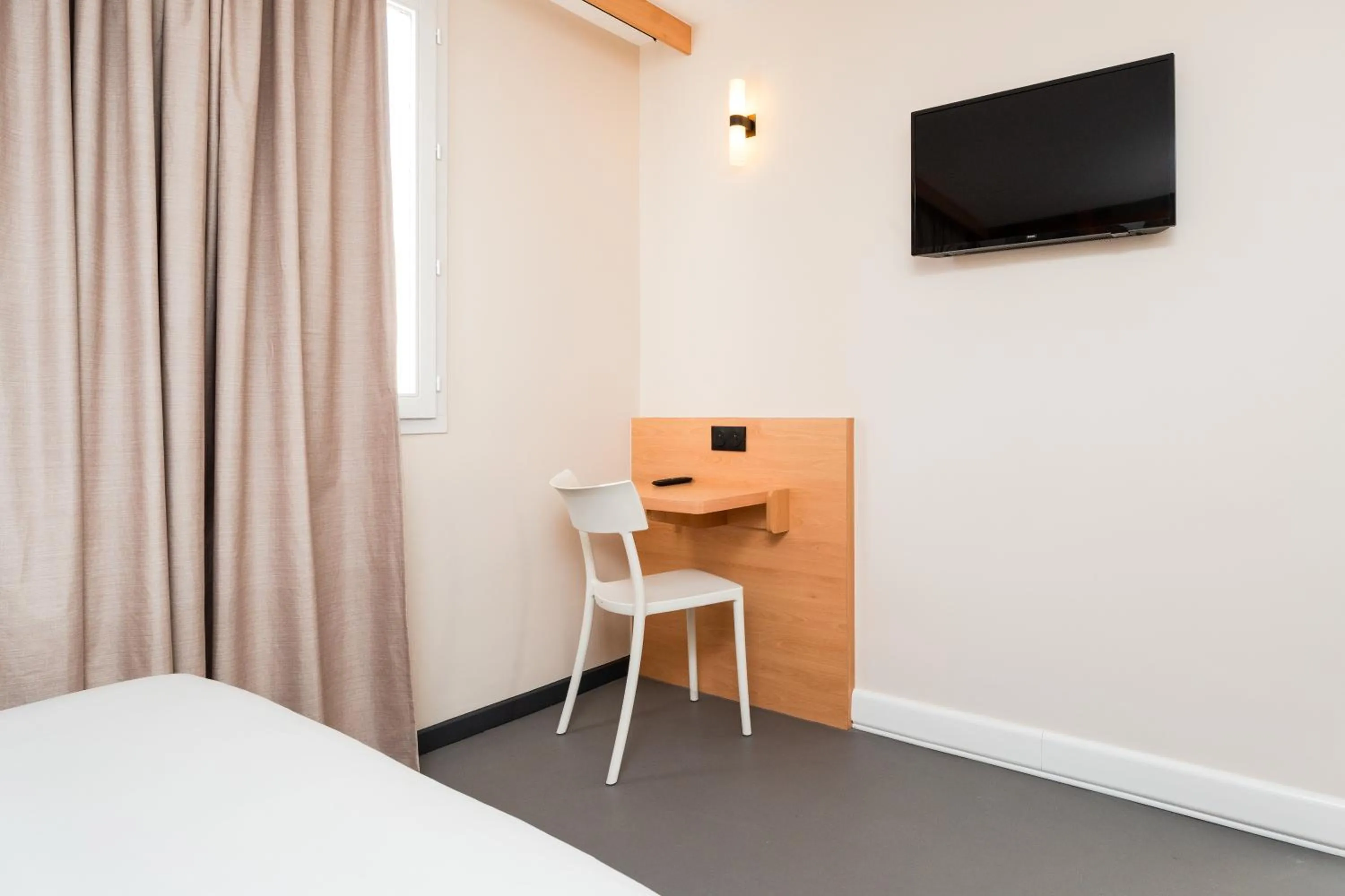 Bedroom, Bed in easyHotel Nice Old Town