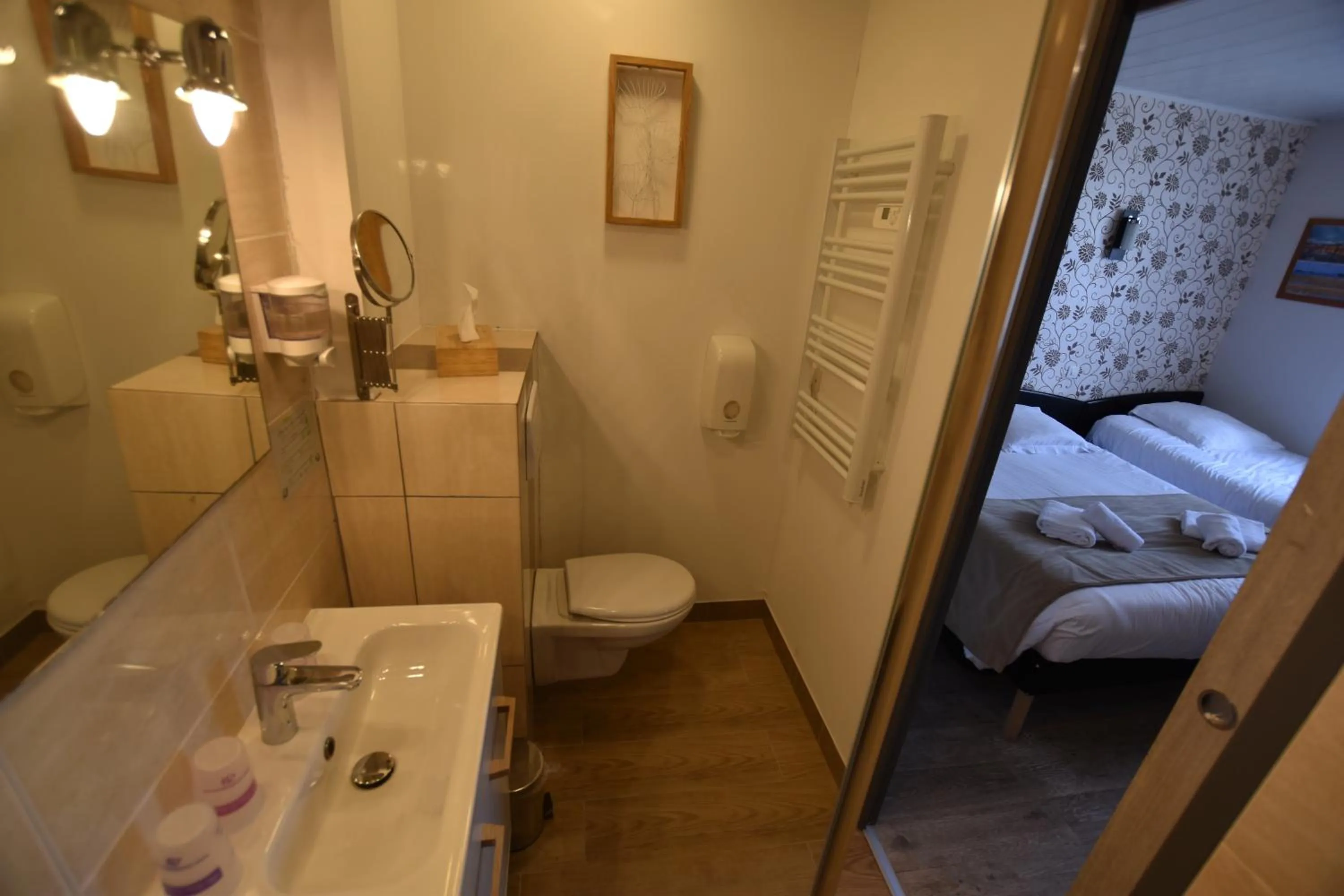 Shower, Bed in Hôtel Le Bayeux