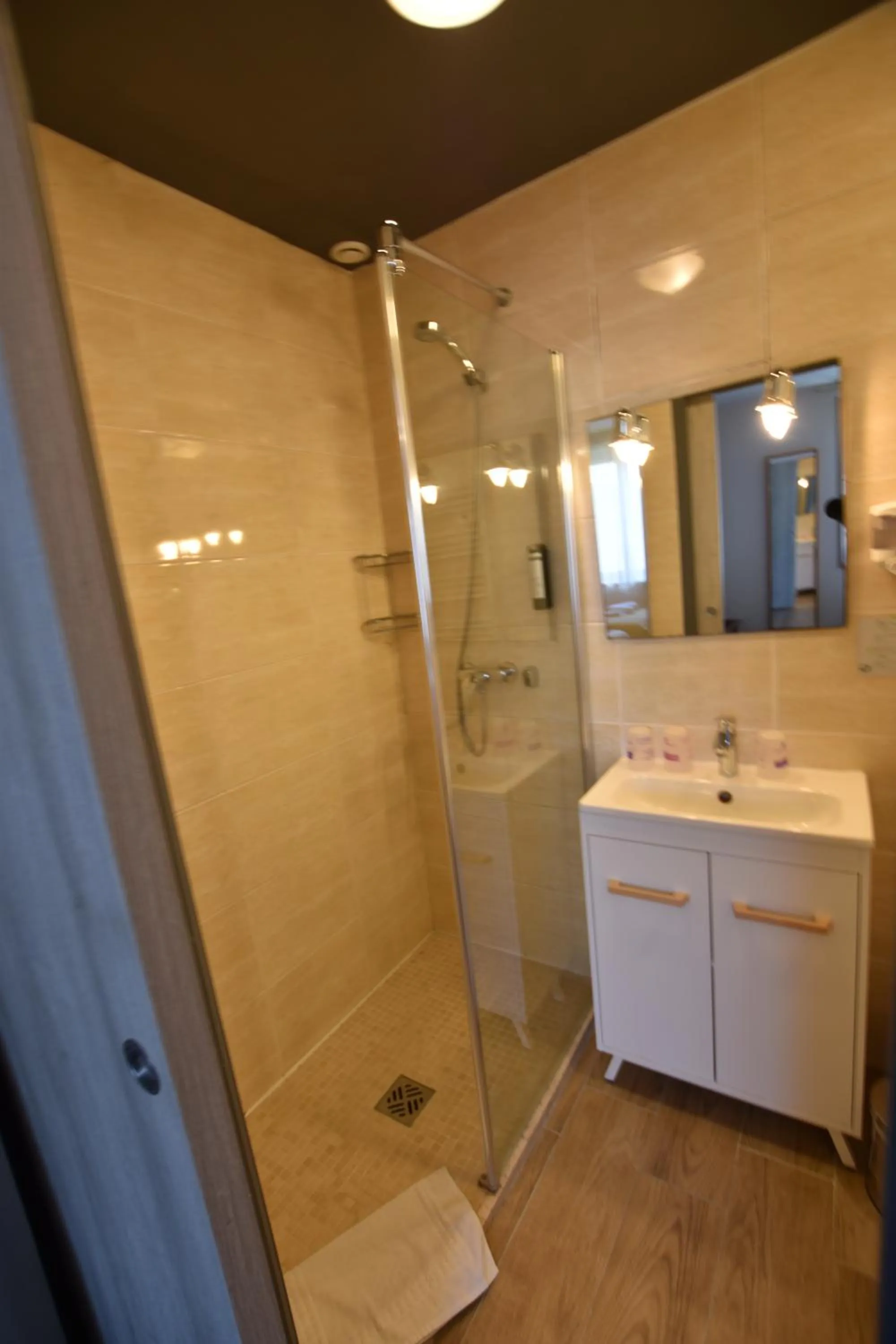 Shower in Hôtel Le Bayeux