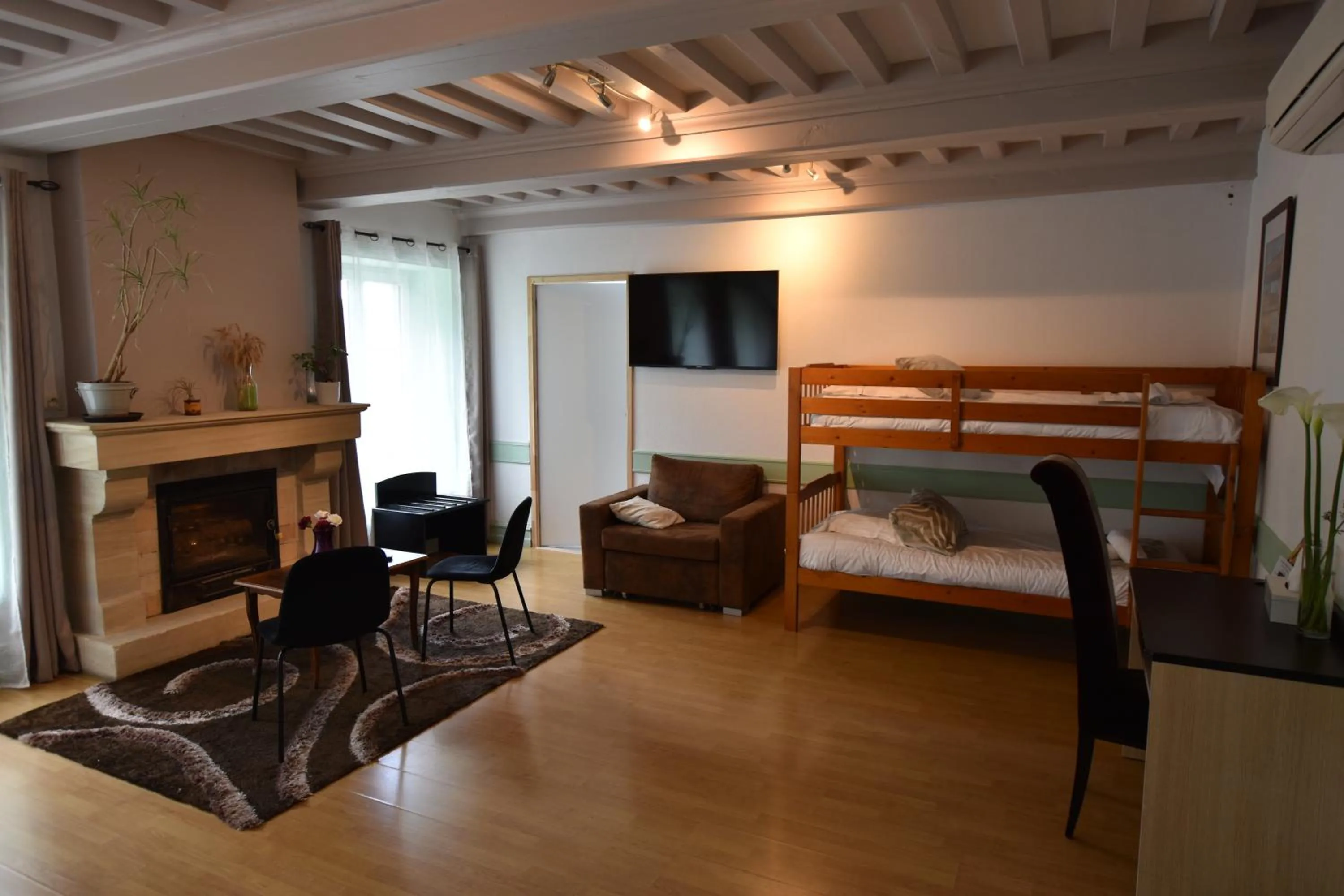 Shower, Bed in Hôtel Le Bayeux