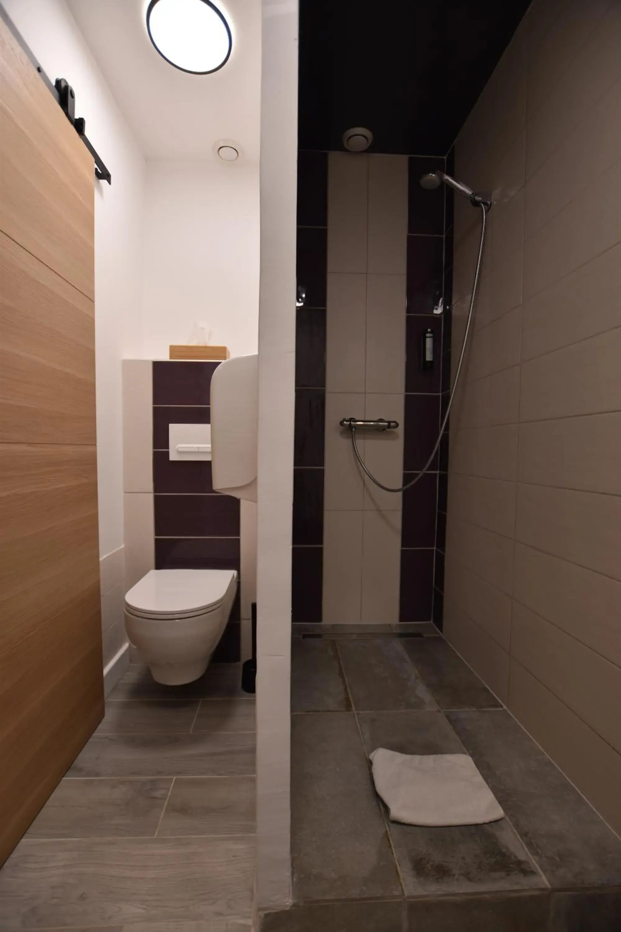 Double Queen Room in Hôtel Le Bayeux Double Queen Room in Hôtel Le Bayeux