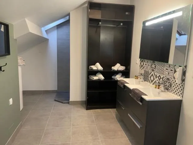 Bathroom in Hôtel Le Bayeux