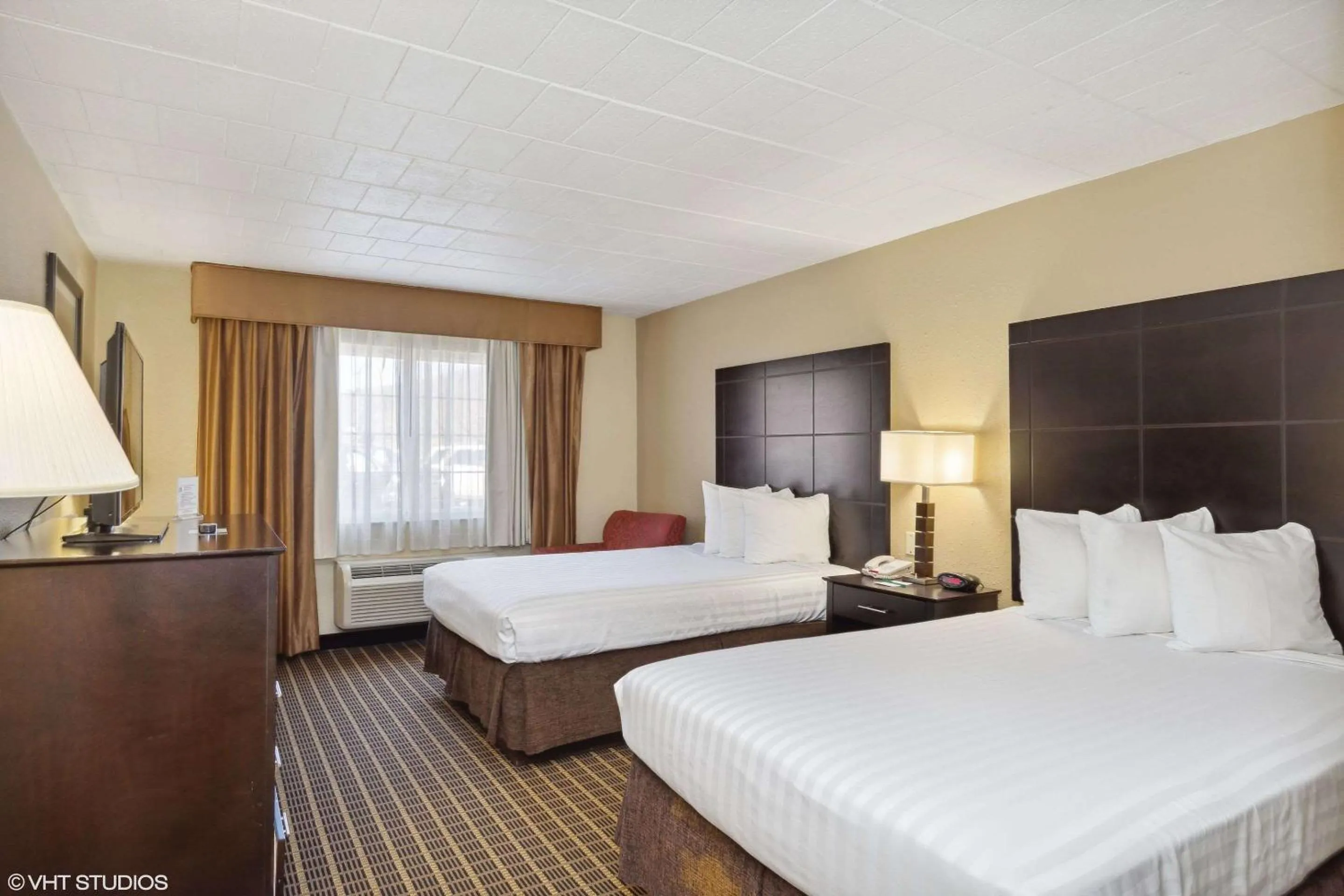 Bedroom in Quality Inn & Suites Morgantown - University Area