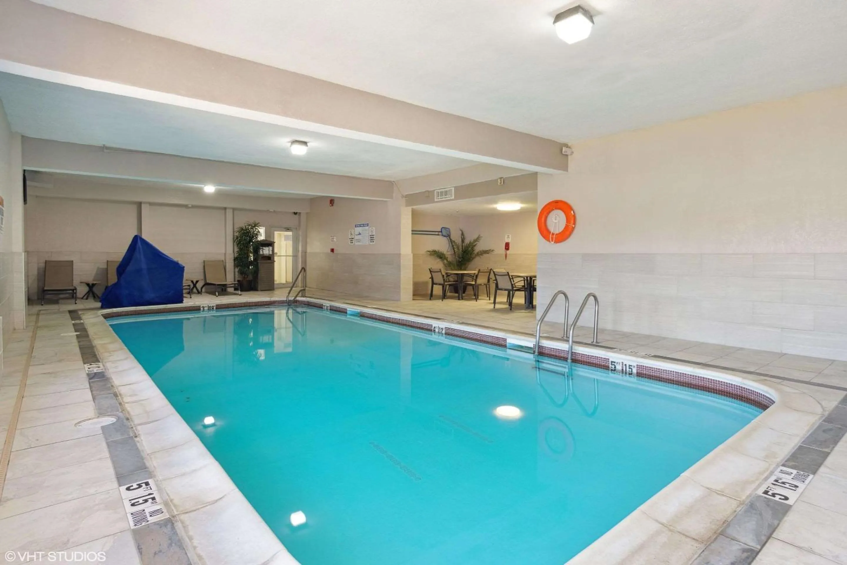Swimming pool in Quality Inn & Suites Morgantown - University Area