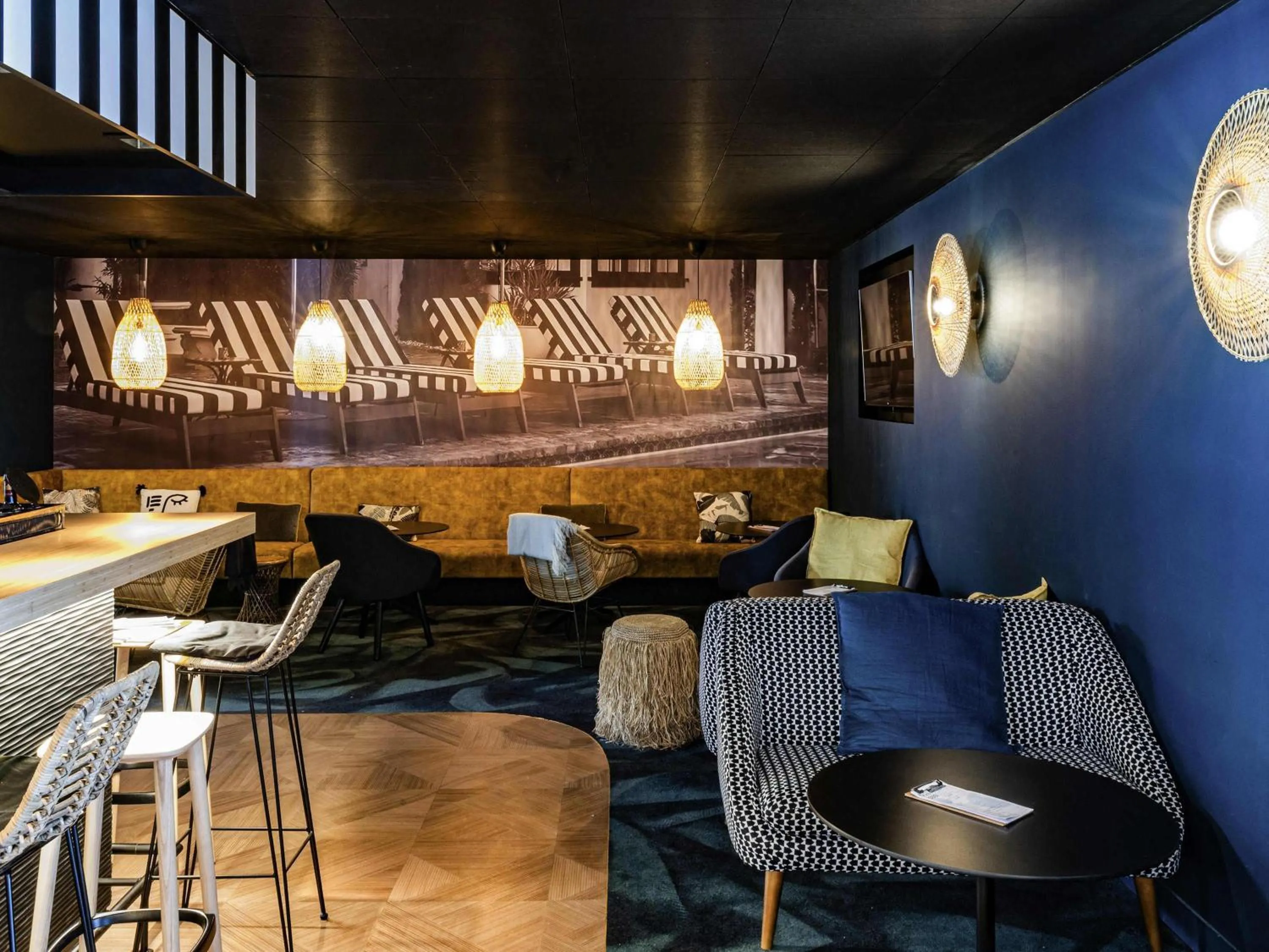 Lounge or bar in Novotel Lens Noyelles