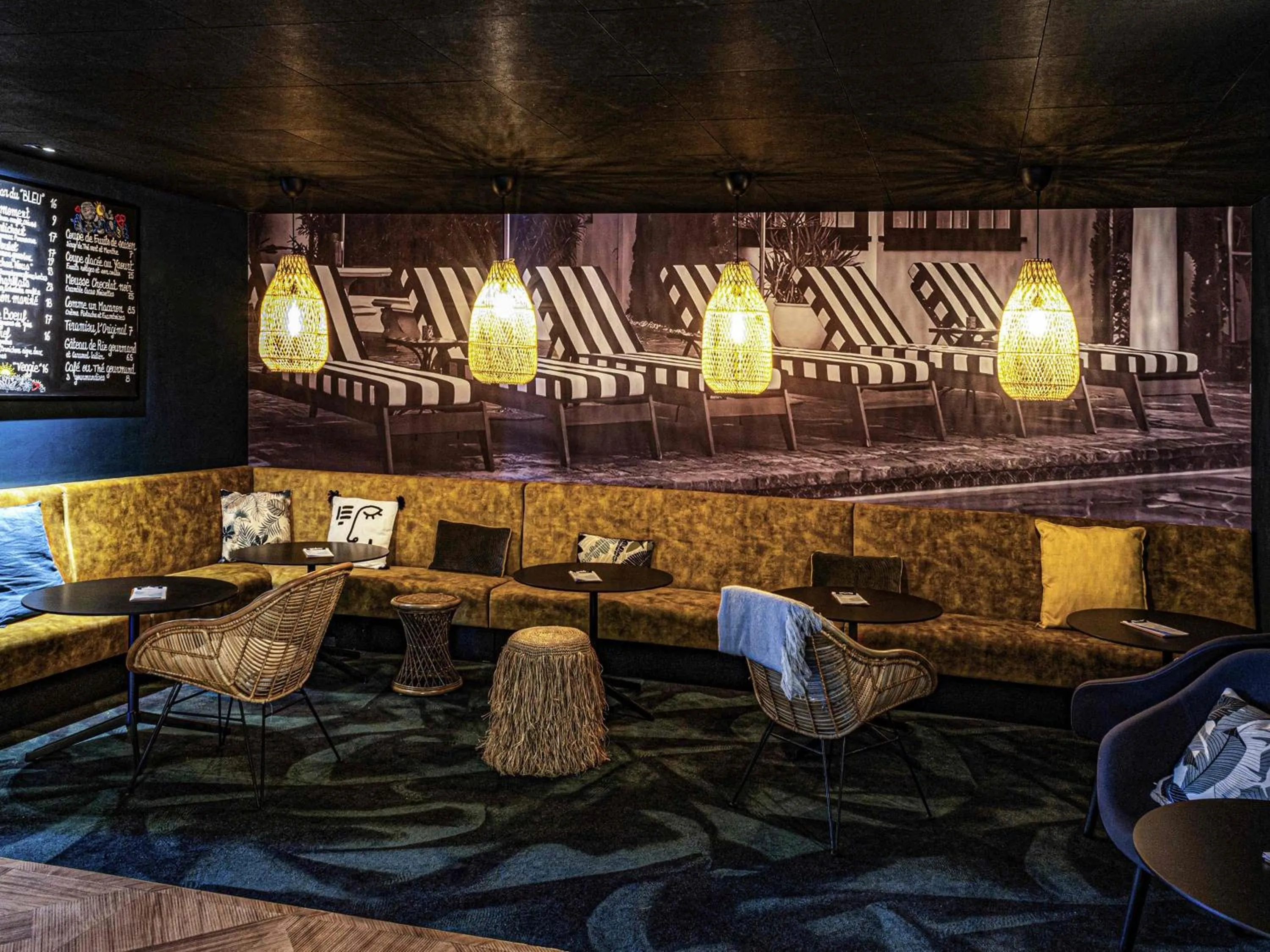 Lounge or bar in Novotel Lens Noyelles