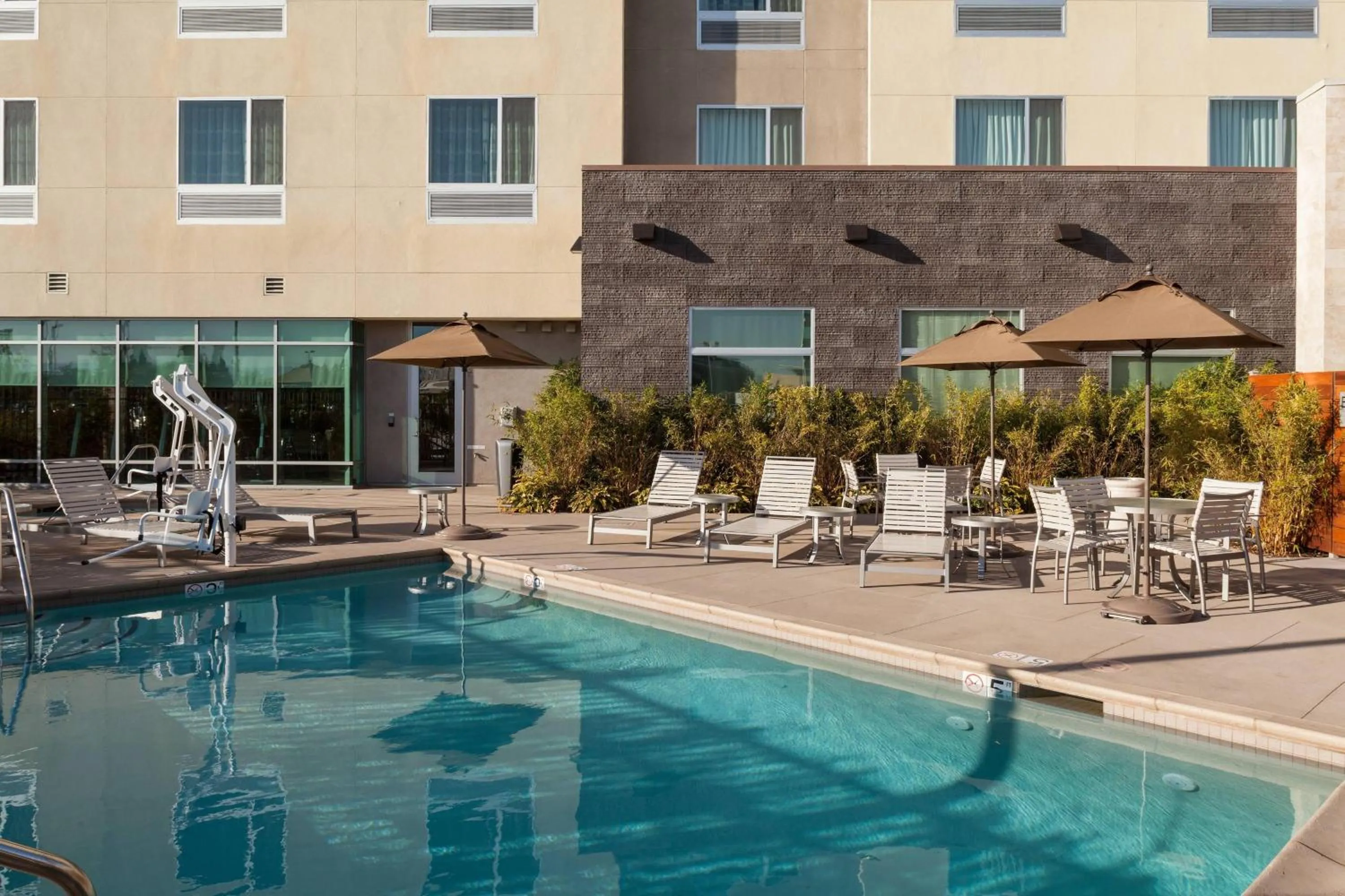 Swimming pool in Courtyard by Marriott San Jose North/ Silicon Valley