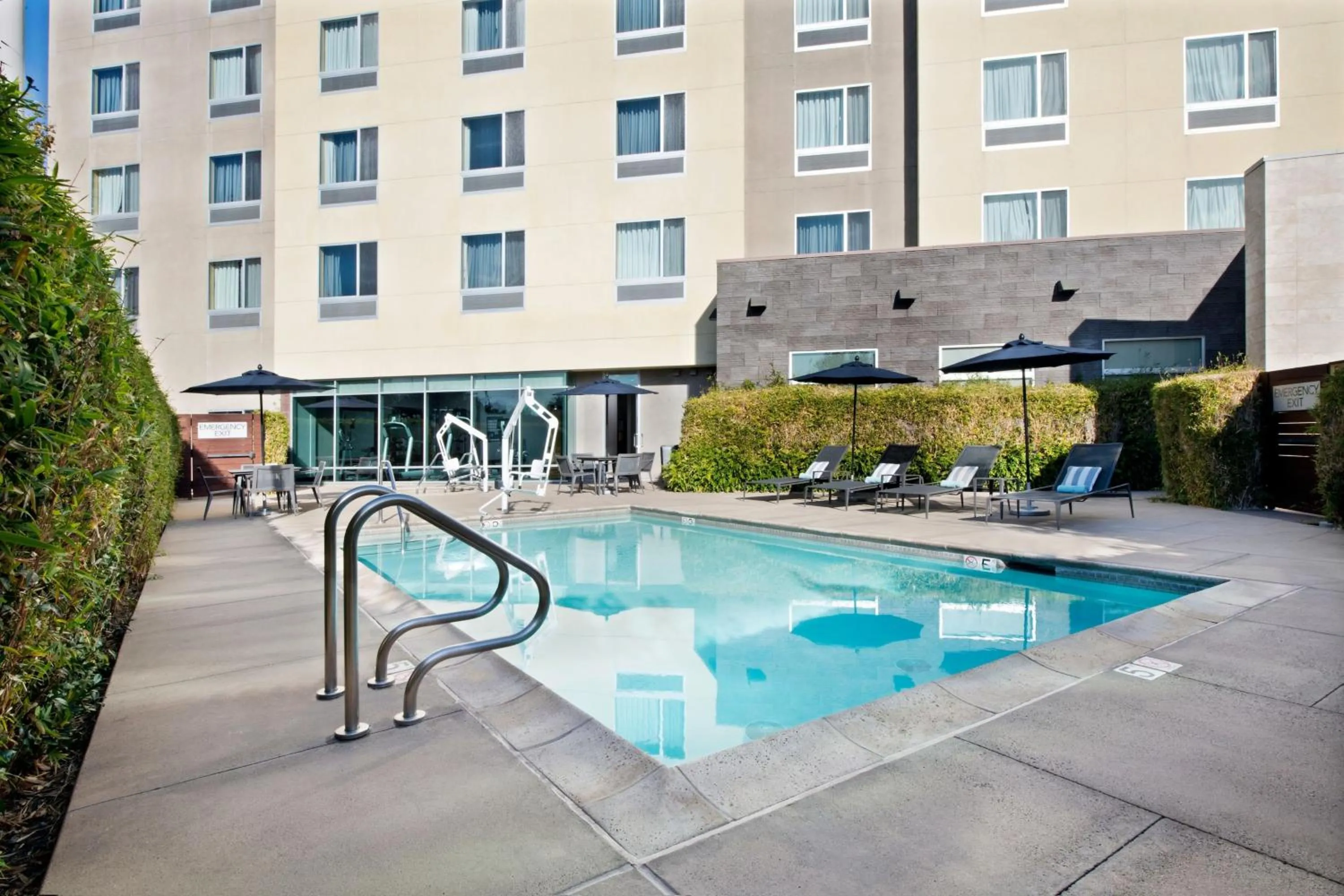 Swimming pool in Courtyard by Marriott San Jose North/ Silicon Valley
